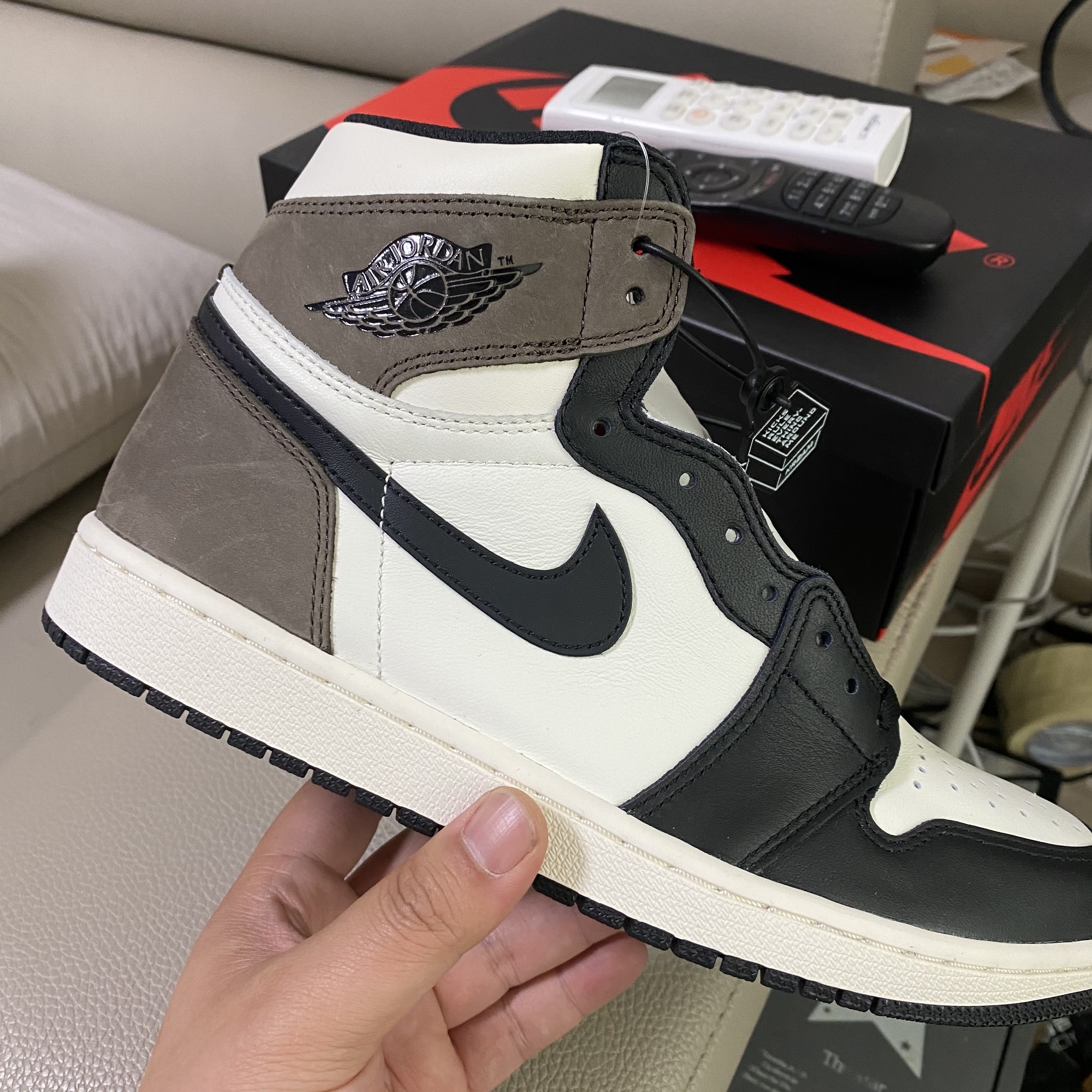 Jordan 1 Retro High OG Black Mocha 착용 스타일