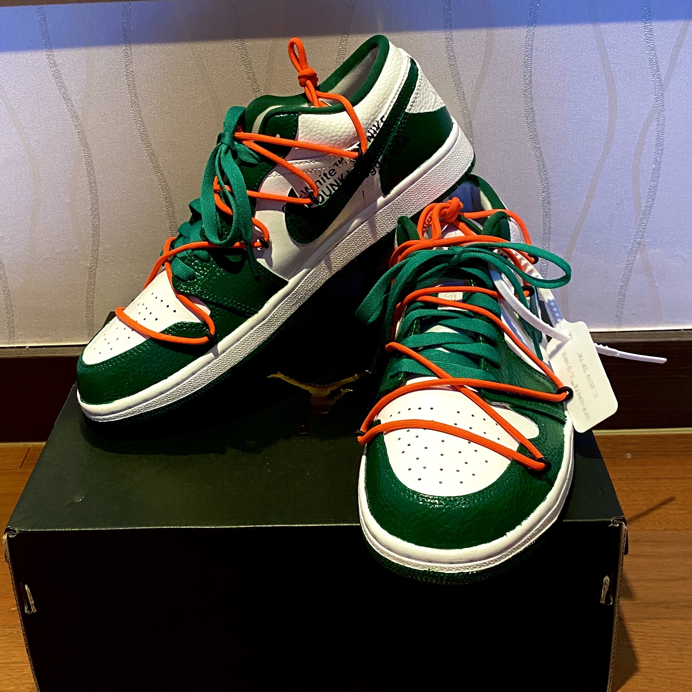Nike x Off-White Dunk Low Pine Green, Jordan 1 Low Triple White Tumbled Leather 2020 착용 스타일 - 1