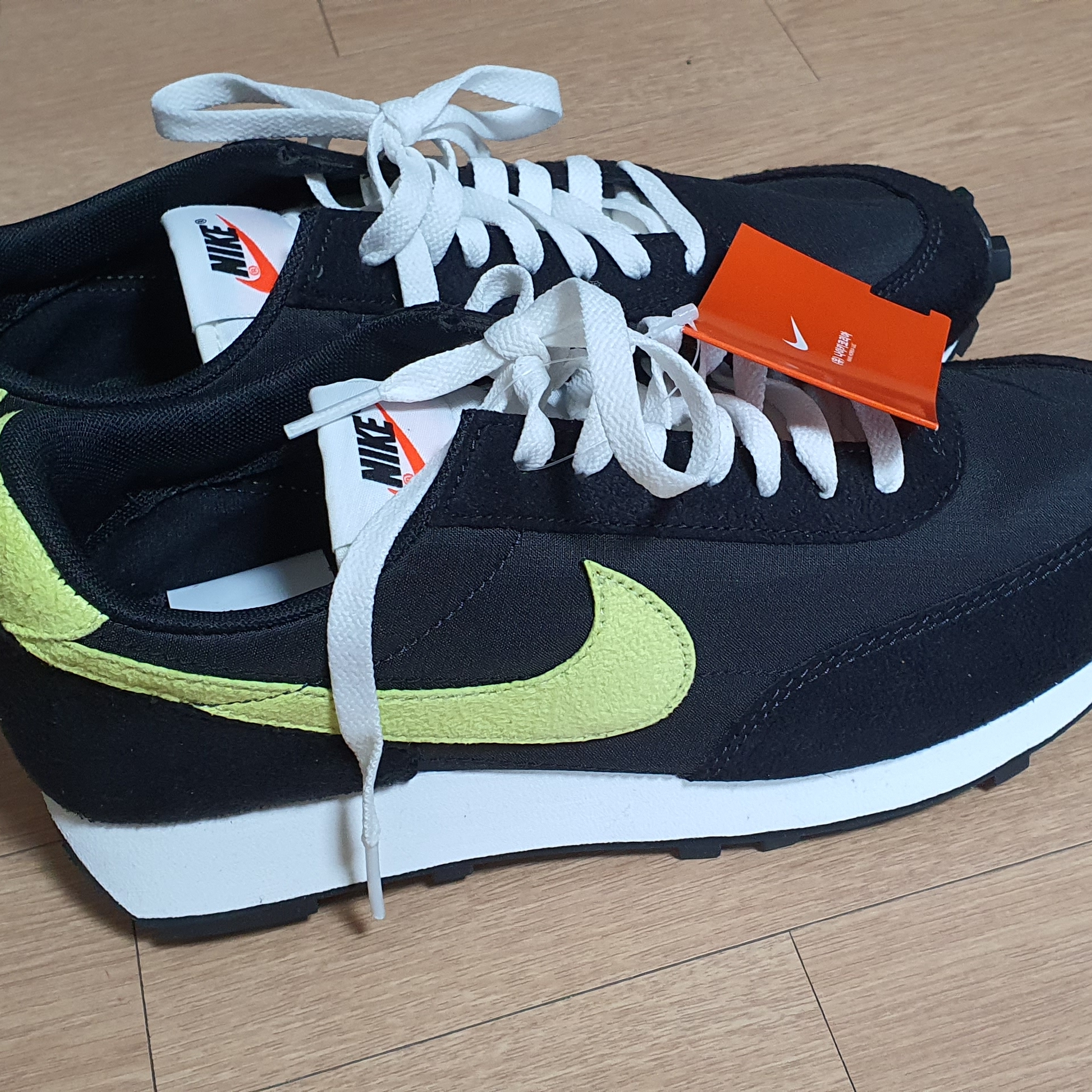 Nike Daybreak SP Black Limelight 착용 스타일 - 1