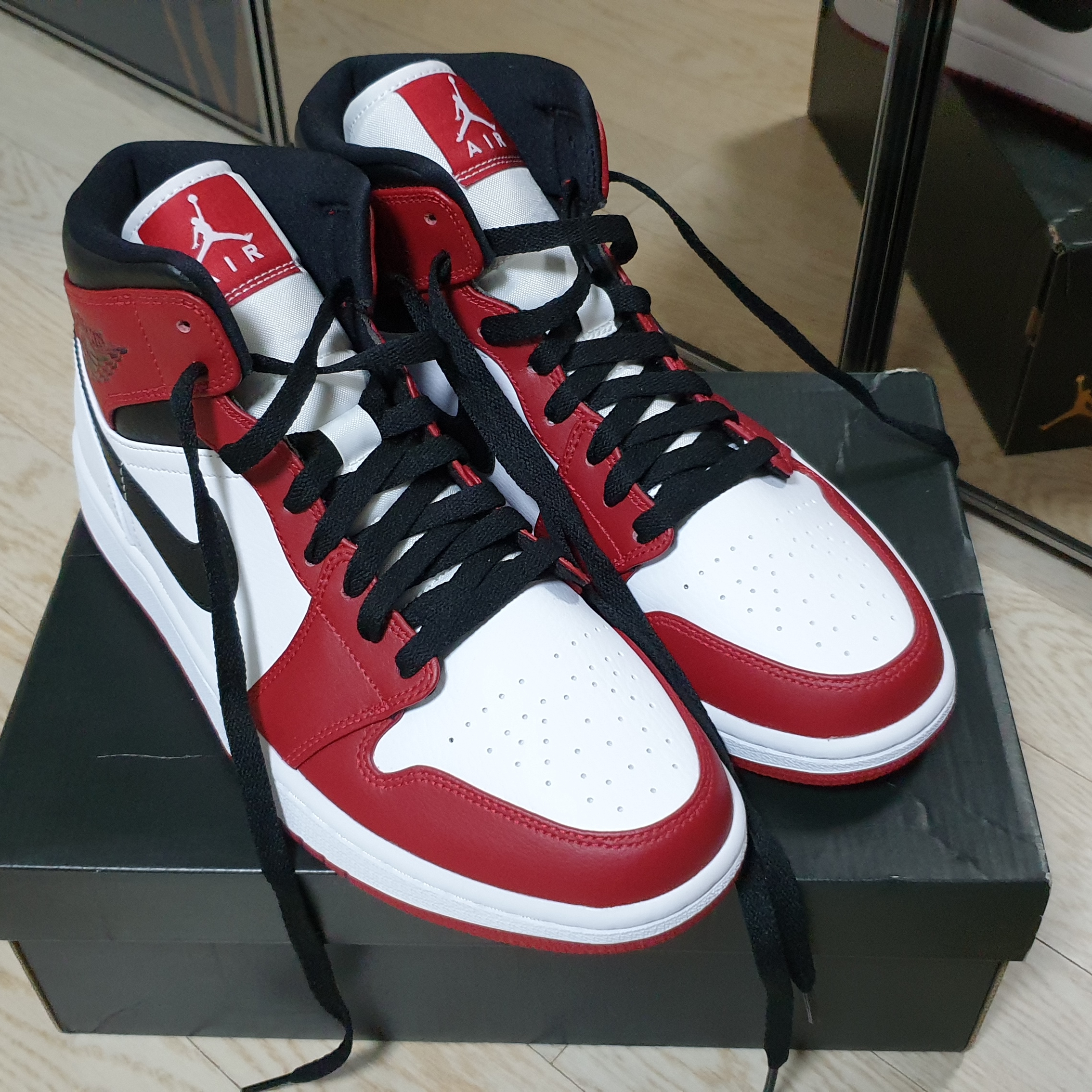 Jordan 1 Mid Chicago 2020 착용 스타일 - 1