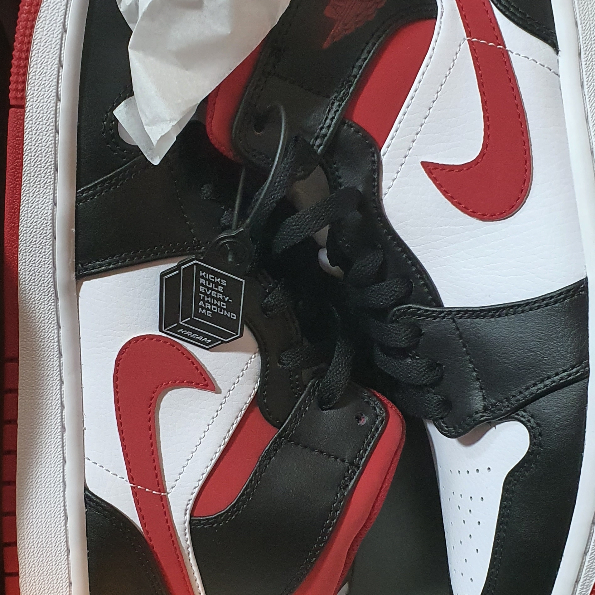 Jordan 1 Mid Gym Red Black White 착용 스타일 - 2