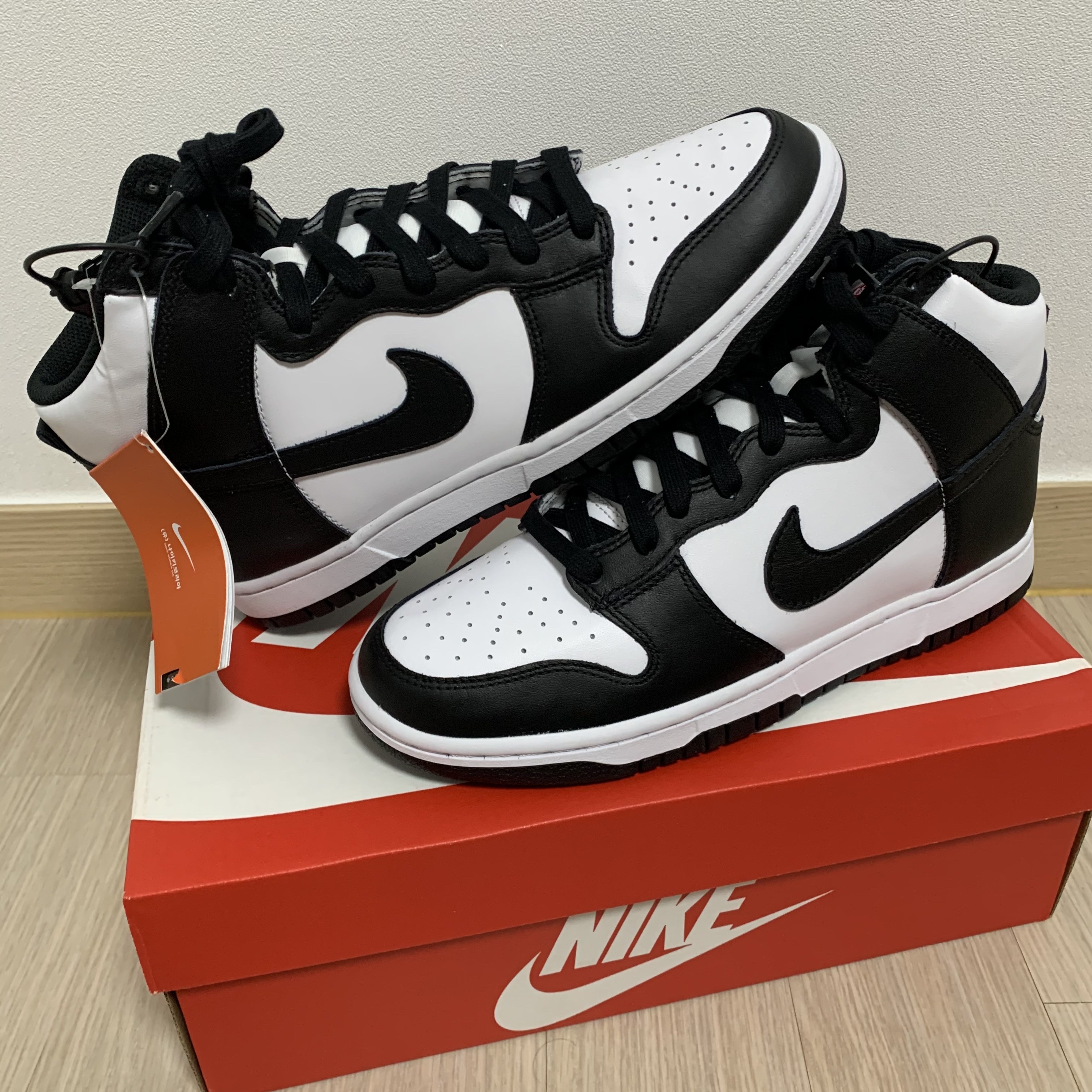 Nike Dunk High Retro Black and White 착용 스타일 - 2