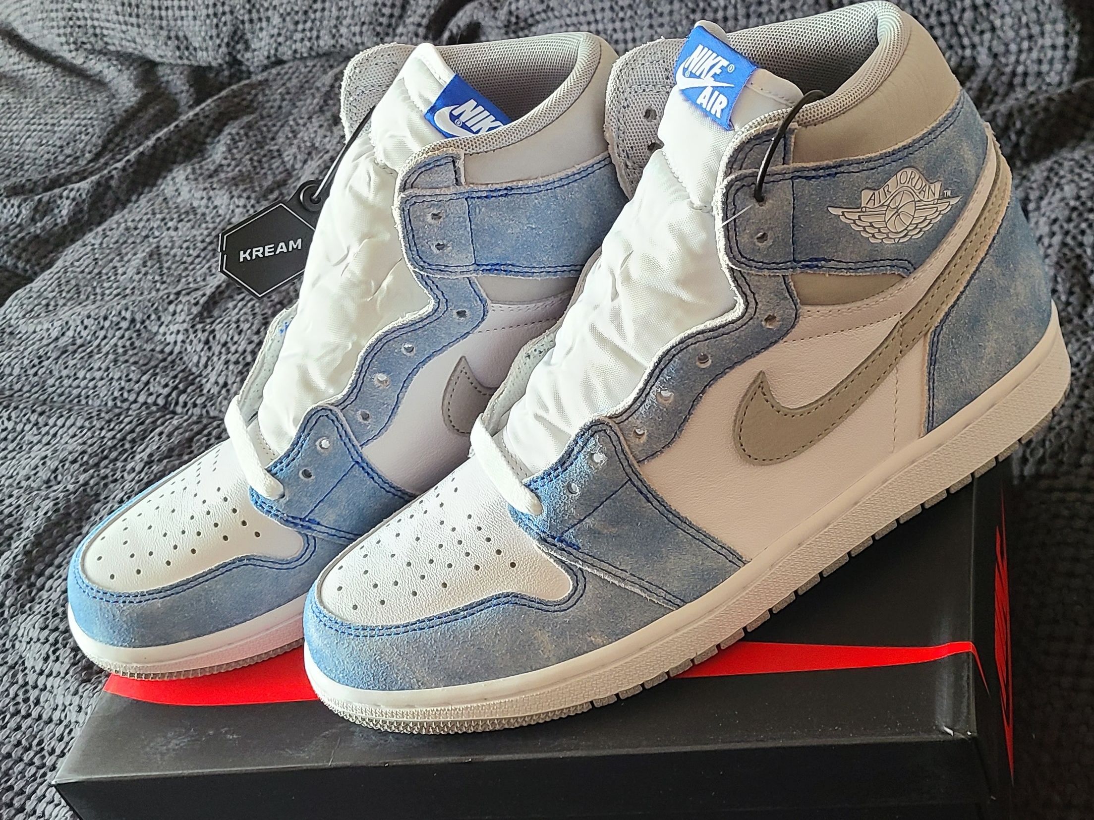 Jordan 1 Retro High OG Hyper Royal 착용 스타일 - 2