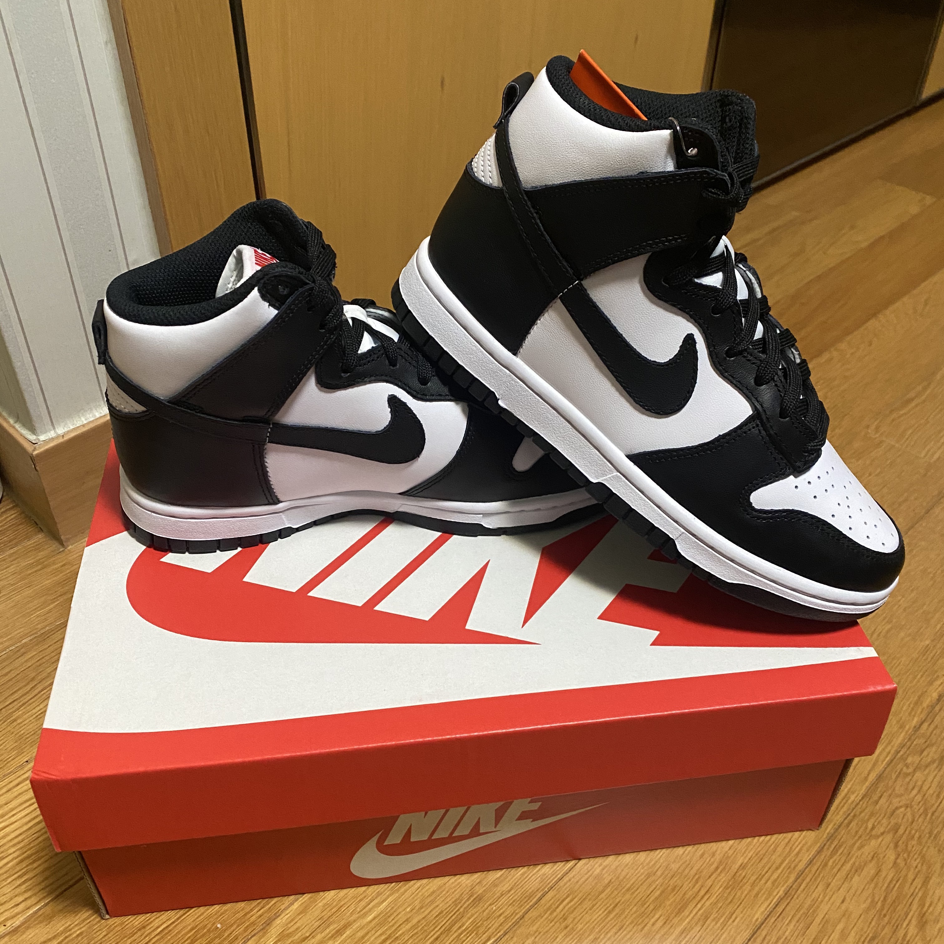 (W) Nike Dunk High Black and White 착용 스타일 - 1