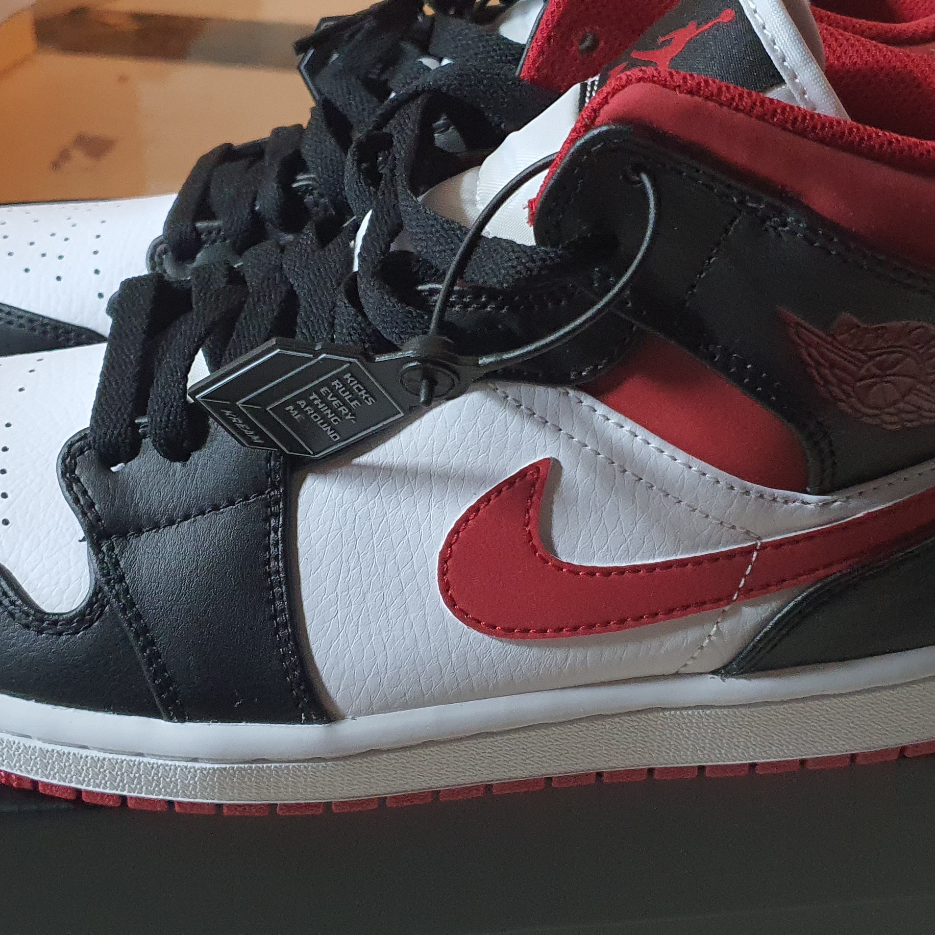 Jordan 1 Mid Gym Red Black White 착용 스타일 - 1