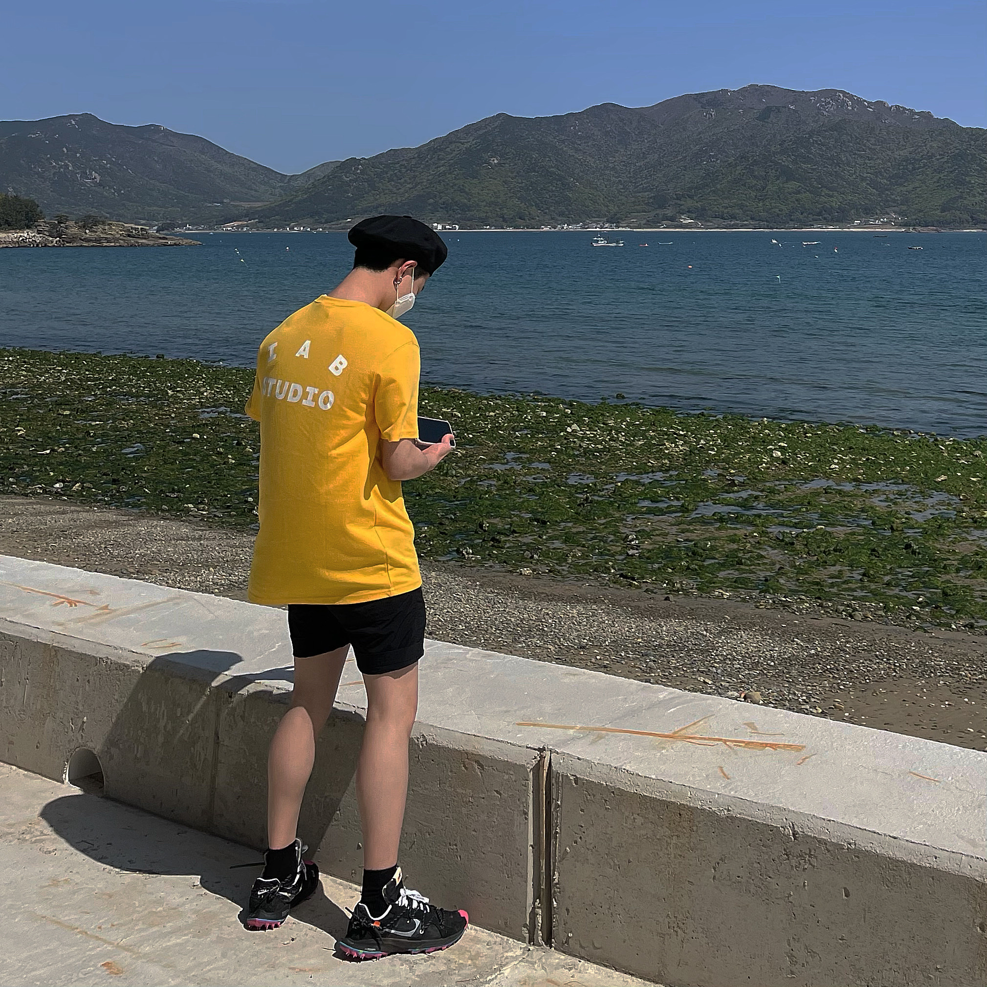 IAB Studio T-Shirt Yellow, (W) Nike x Off-White Zoom Terra Kiger 5 Black 착용 스타일 - 1