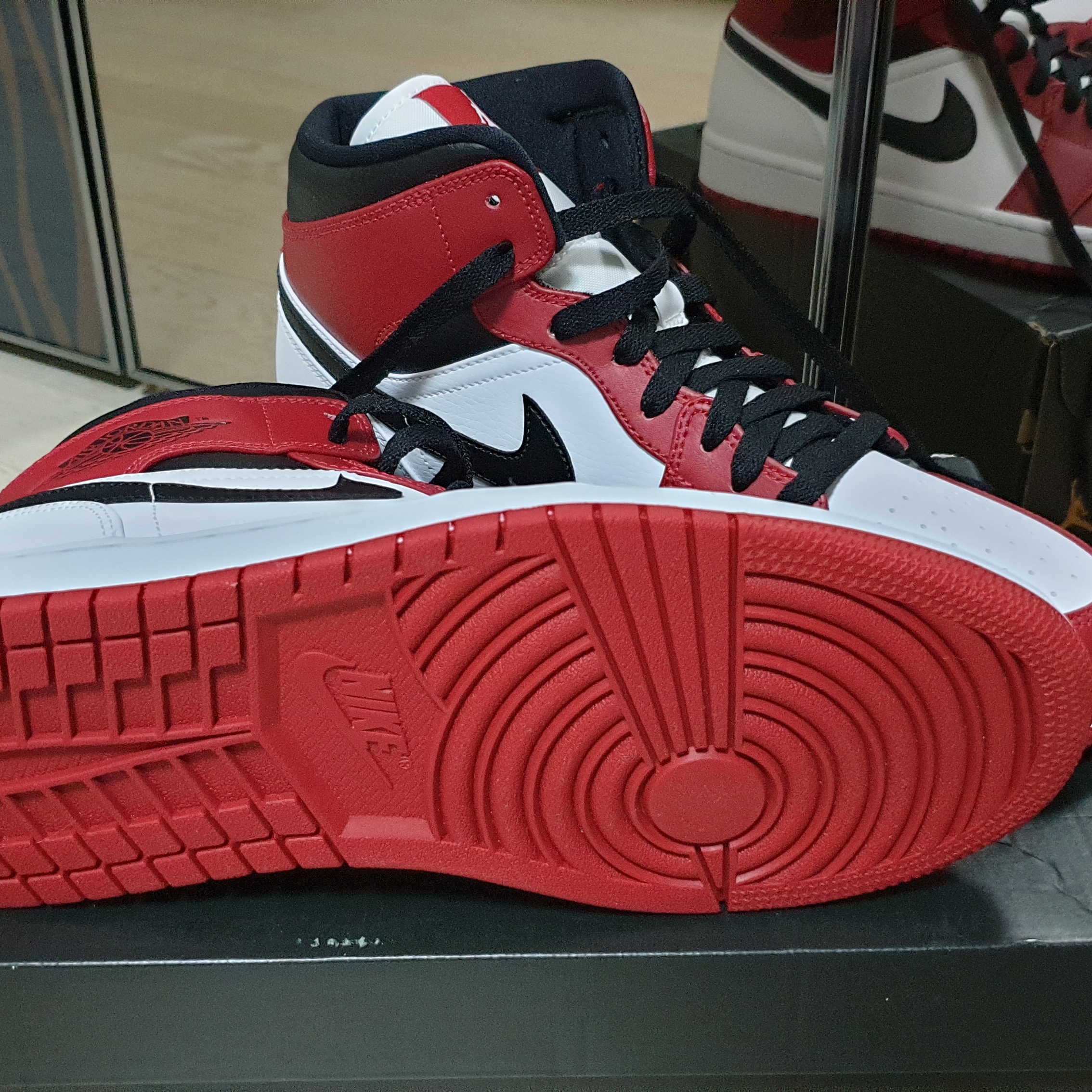 Jordan 1 Mid Chicago 2020 착용 스타일 - 2
