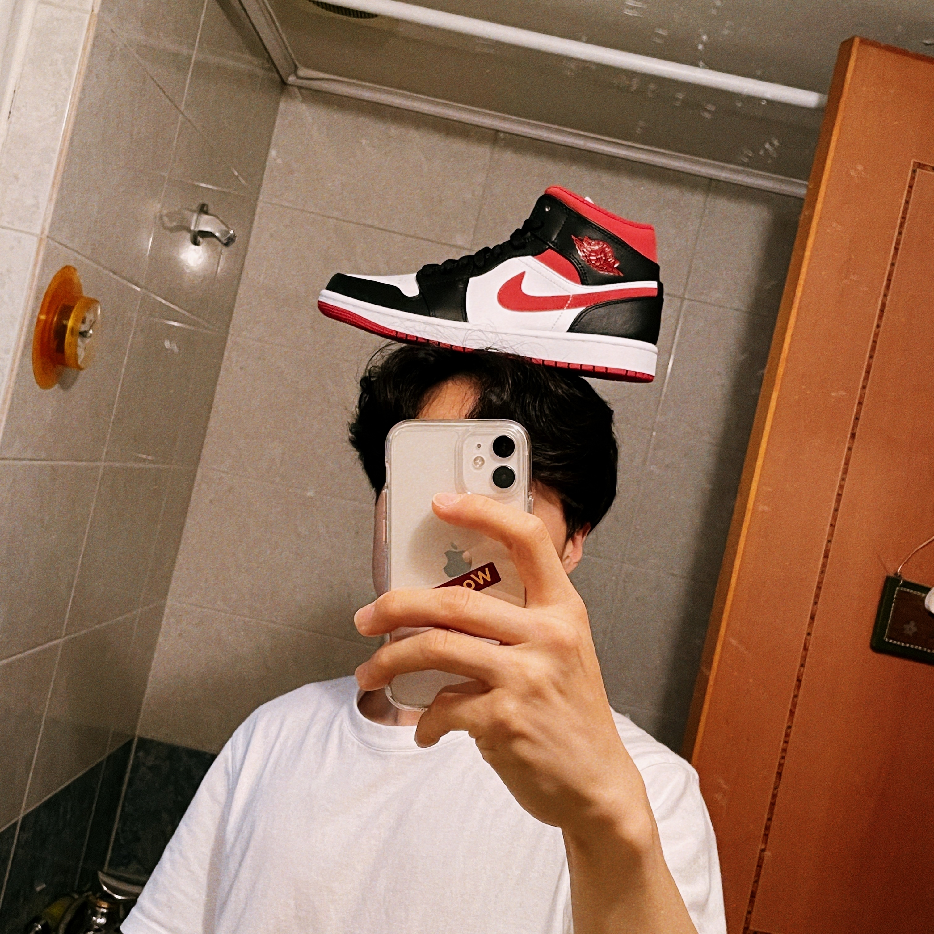 Jordan 1 Mid Gym Red Black White 착용 스타일 - 1