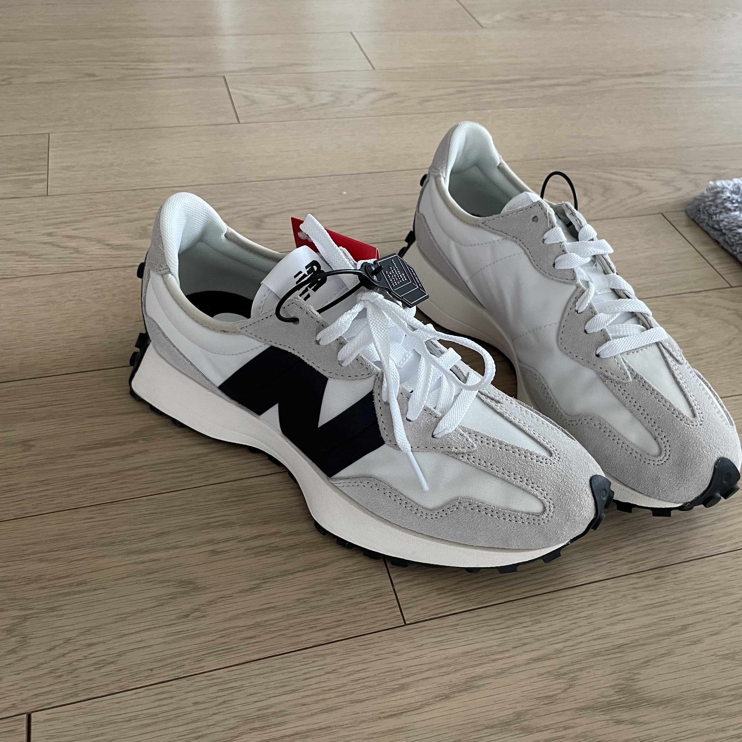 New Balance 327 White Black 착용 스타일