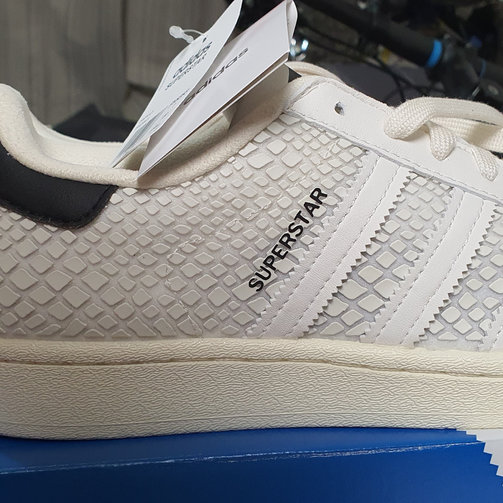 Adidas x Atmos Superstar G-SNK Off White 착용 스타일 - 1
