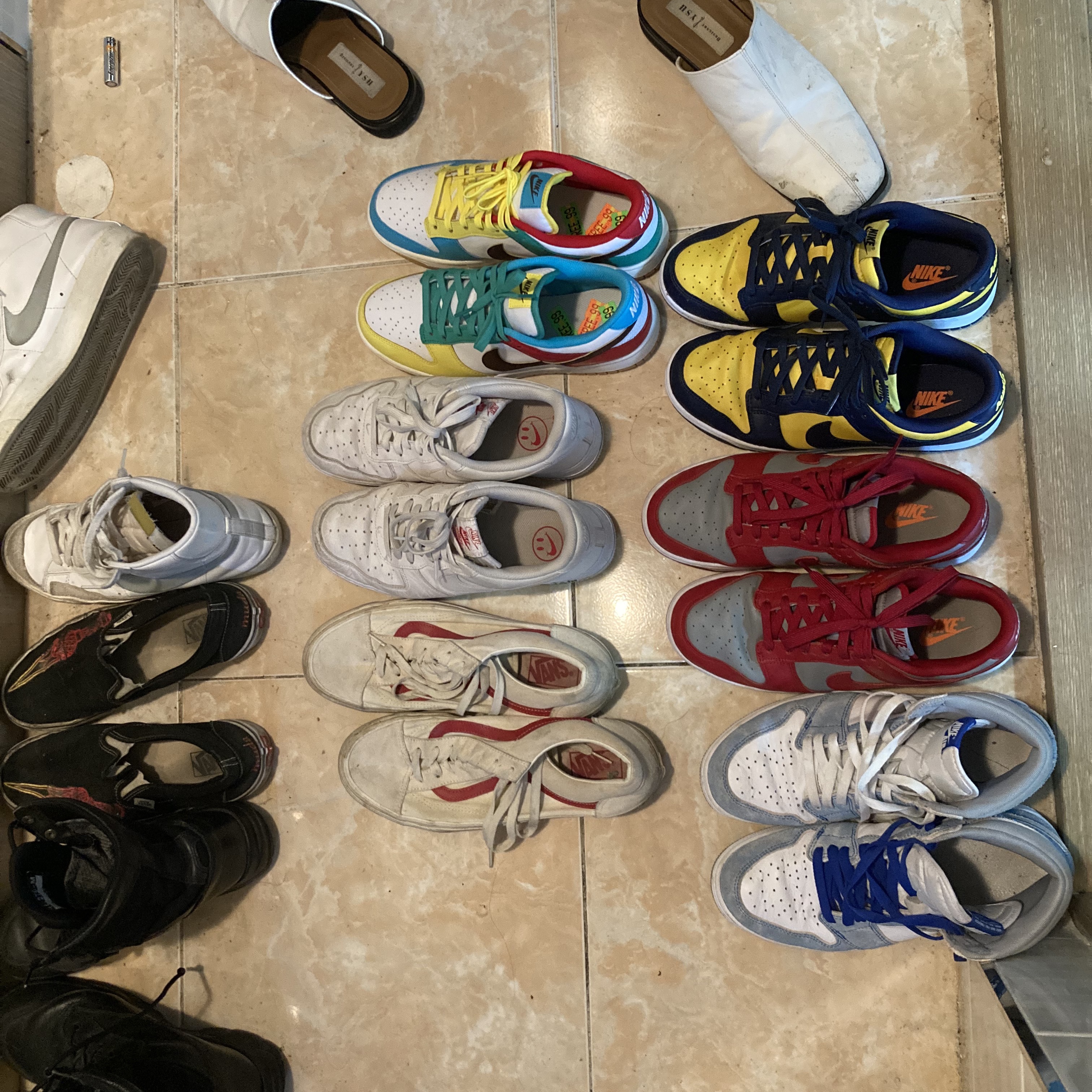 Jordan 1 Retro High OG Hyper Royal, Nike Dunk Low Retro Varsity Maize 착용 스타일