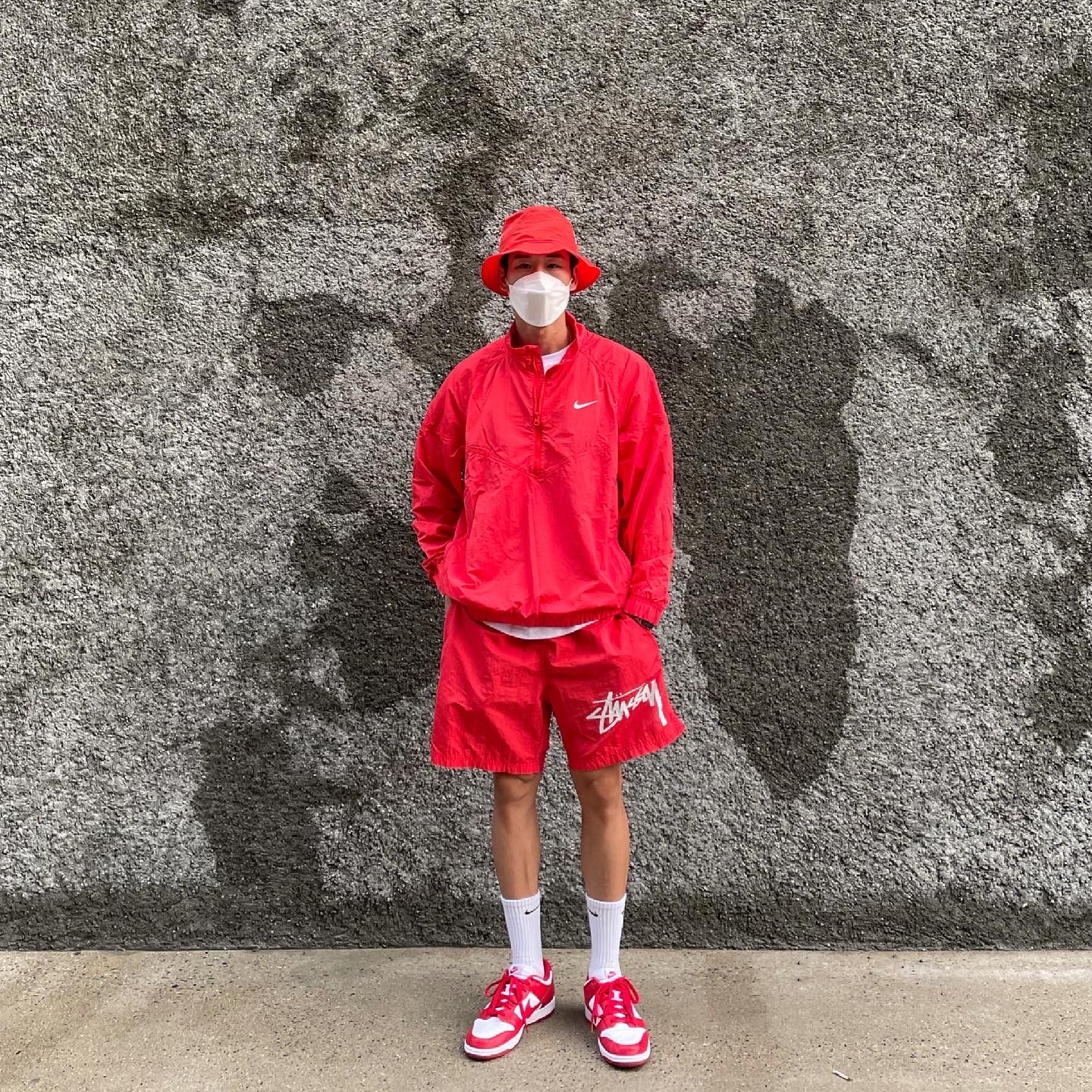 Nike x Stussy Windrunner Jacket Habanero Red, Nike x Stussy Water Shorts Habanero Red 착용 스타일 - 2