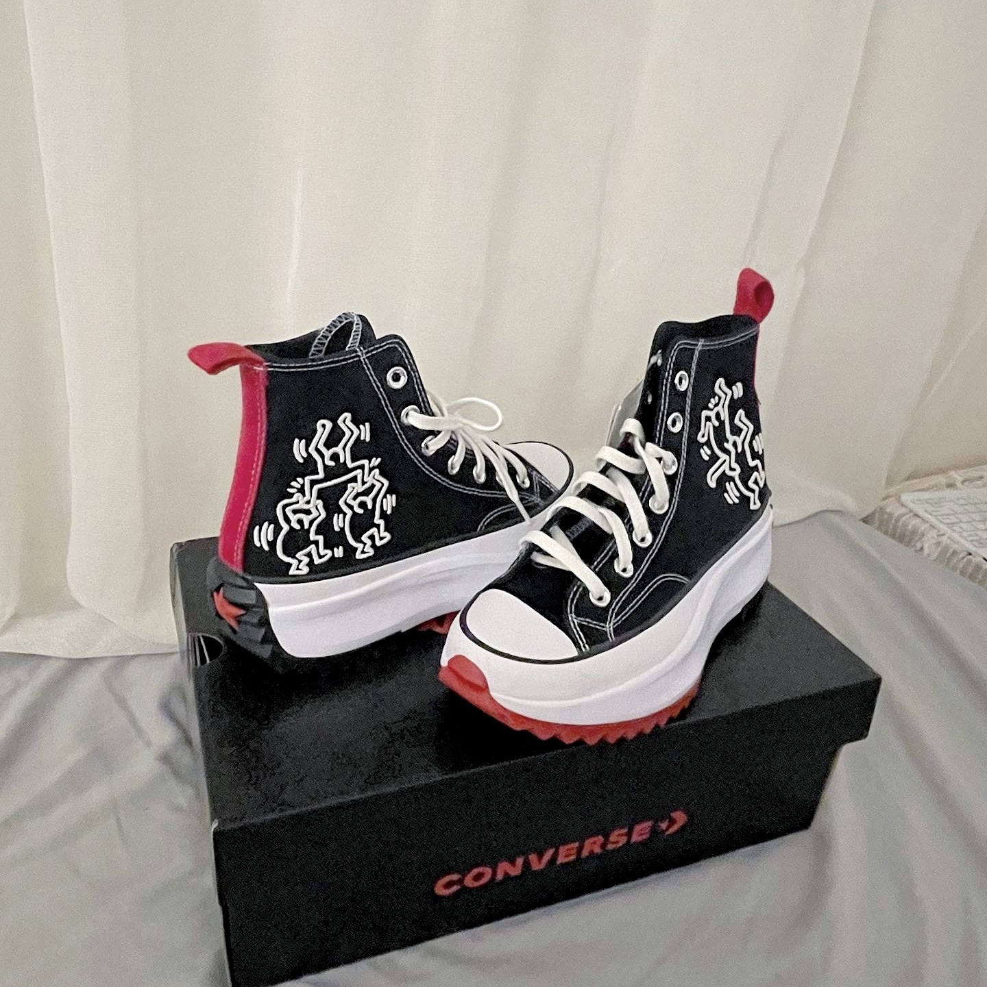 Converse x Keith Haring Run Star Hike Hi Black Red 착용 스타일 - 2