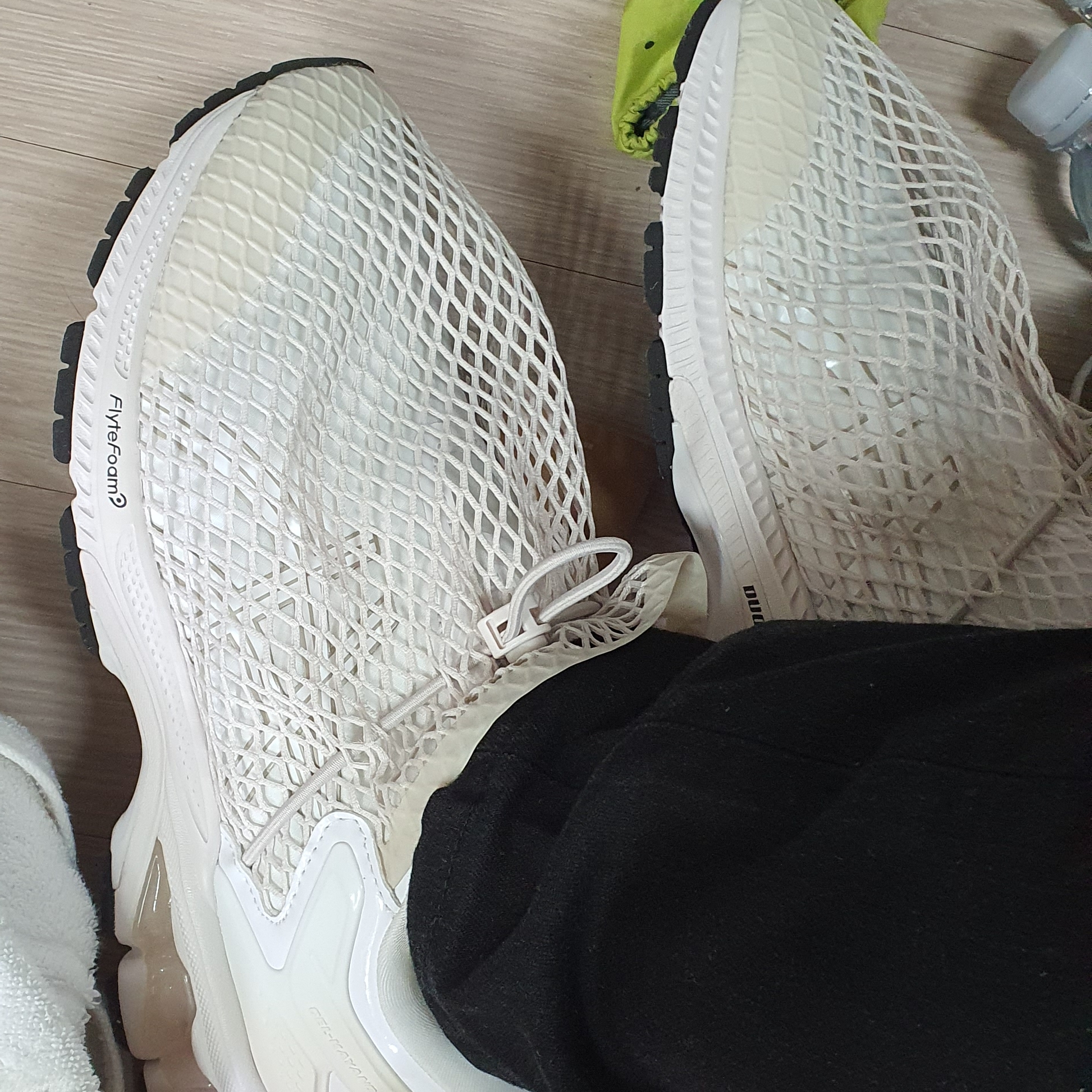 Asics x Vivienne Westwood Gel-Kayano 26 Birch White 착용 스타일 - 2