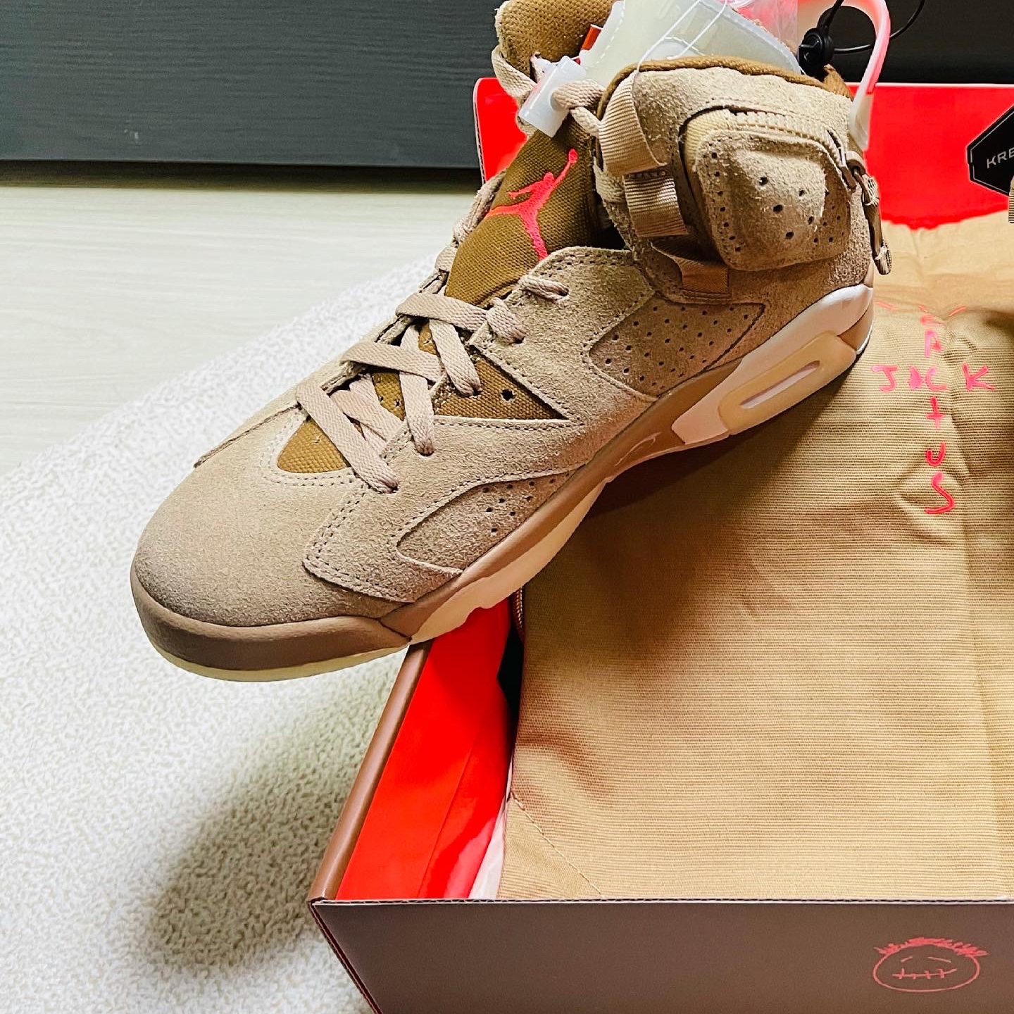 Jordan 6 x Travis Scott Retro SP British Khaki, Jordan x Travis Scott S/S Top - Asia 착용 스타일 - 1