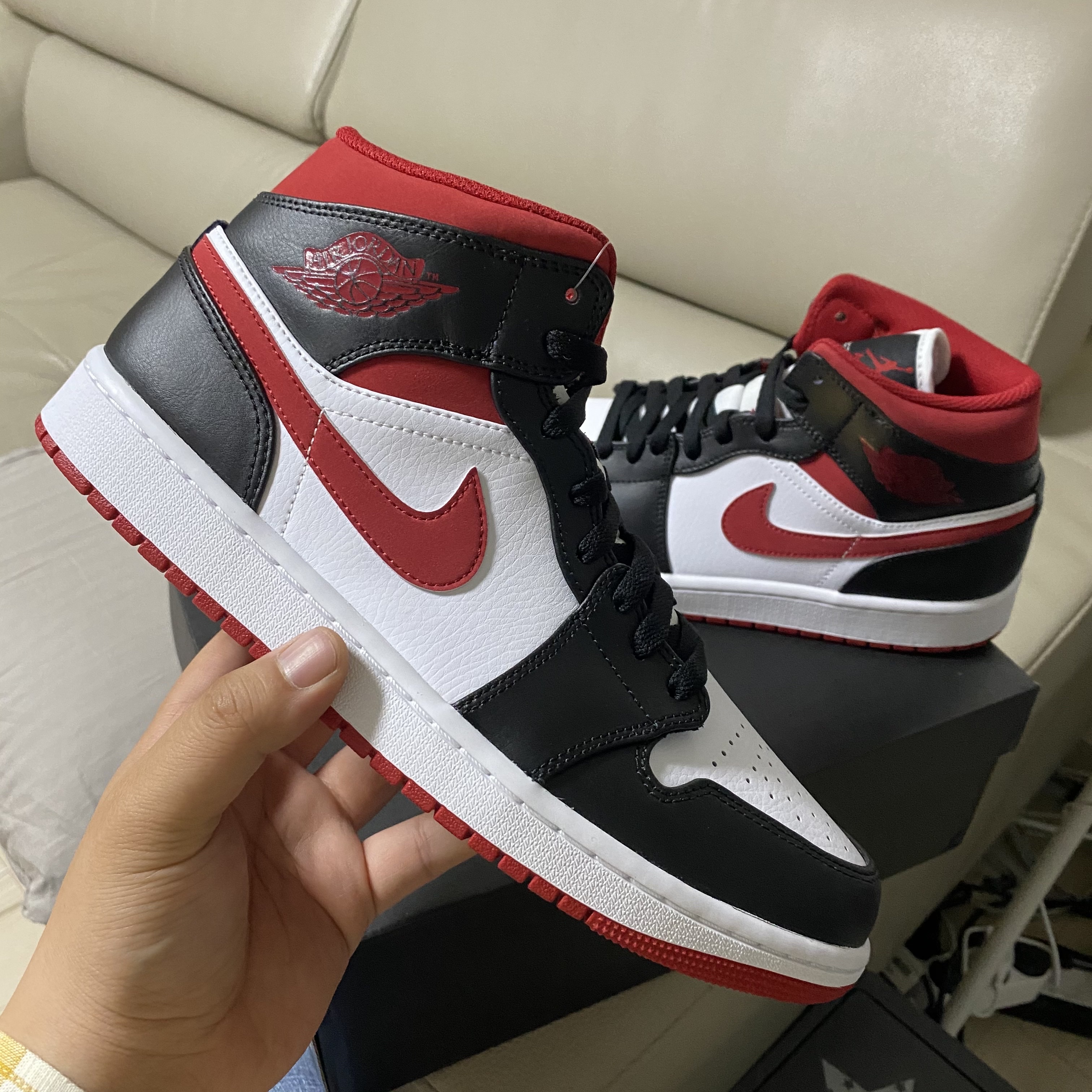 Jordan 1 Mid Gym Red Black White 착용 스타일