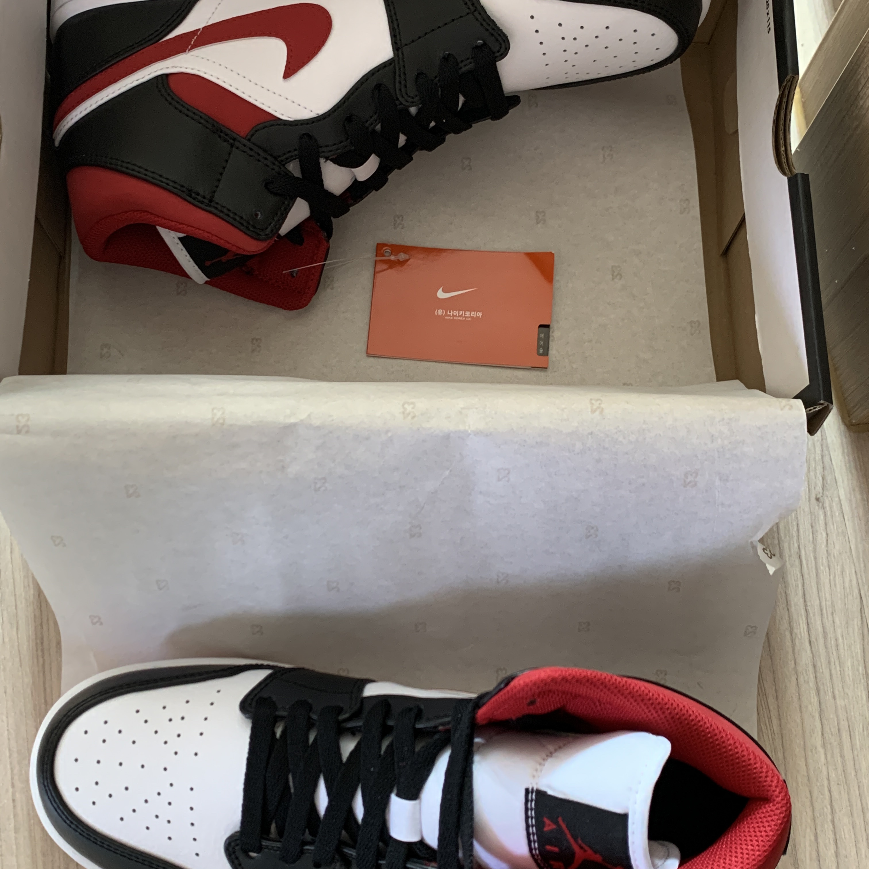 Jordan 1 Mid Gym Red Black White 착용 스타일 - 2