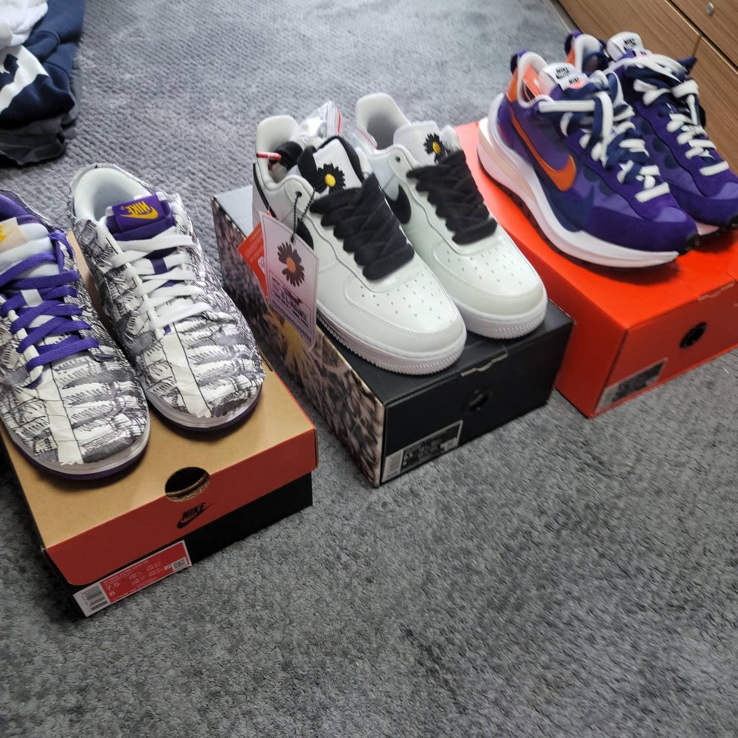 Nike x Sacai VaporWaffle Dark Iris, Nike x Peaceminusone Air Force 1 Low Para-Noise 2.0 착용 스타일