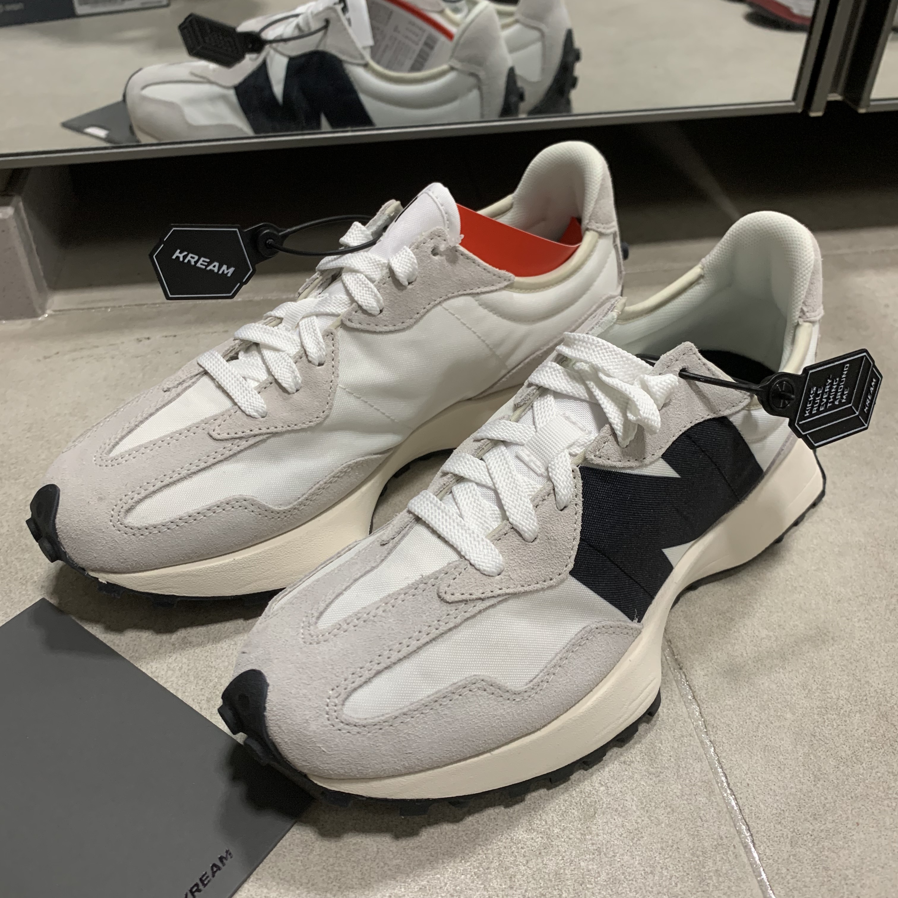 New Balance 327 White Black 착용 스타일