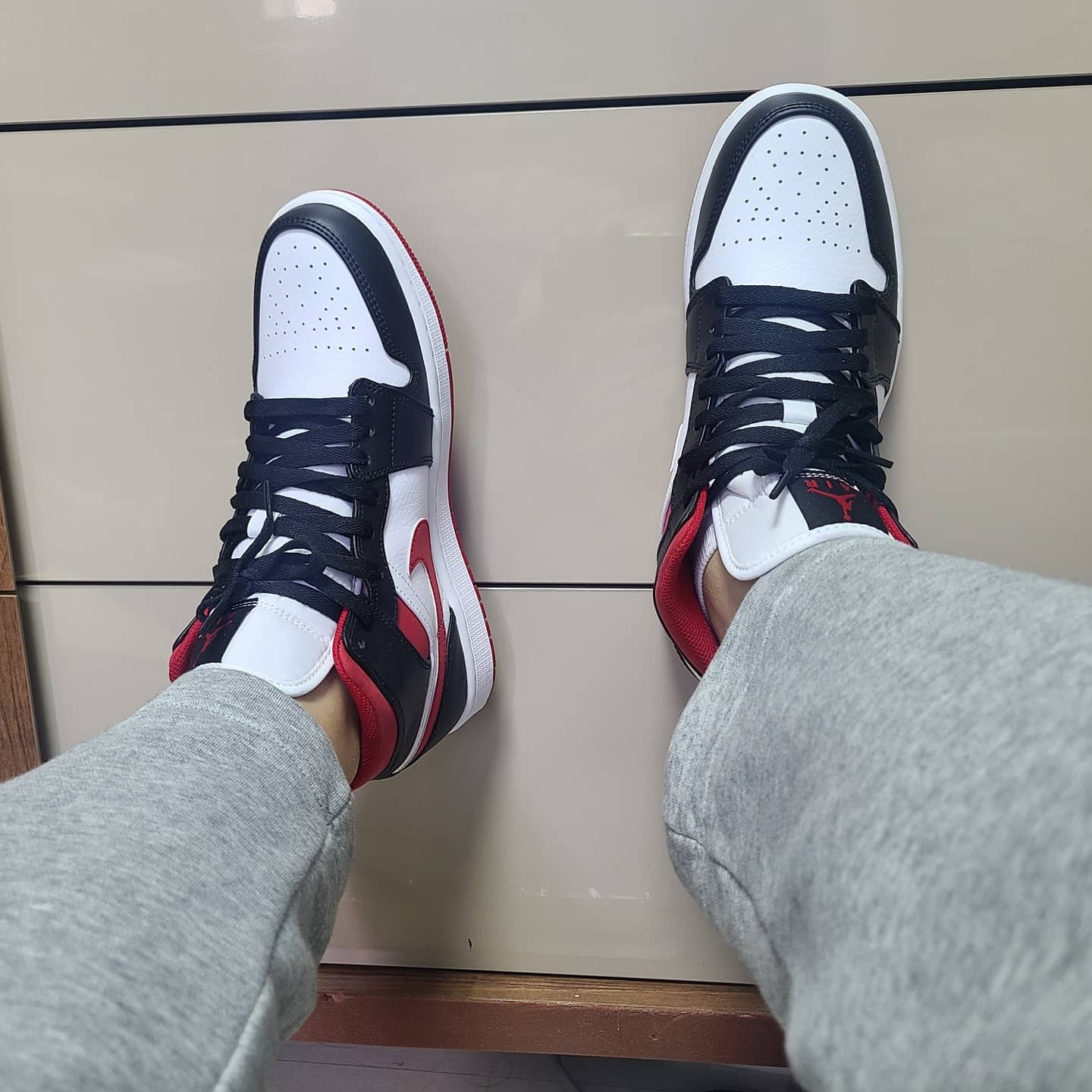 Jordan 1 Mid Gym Red Black White 착용 스타일