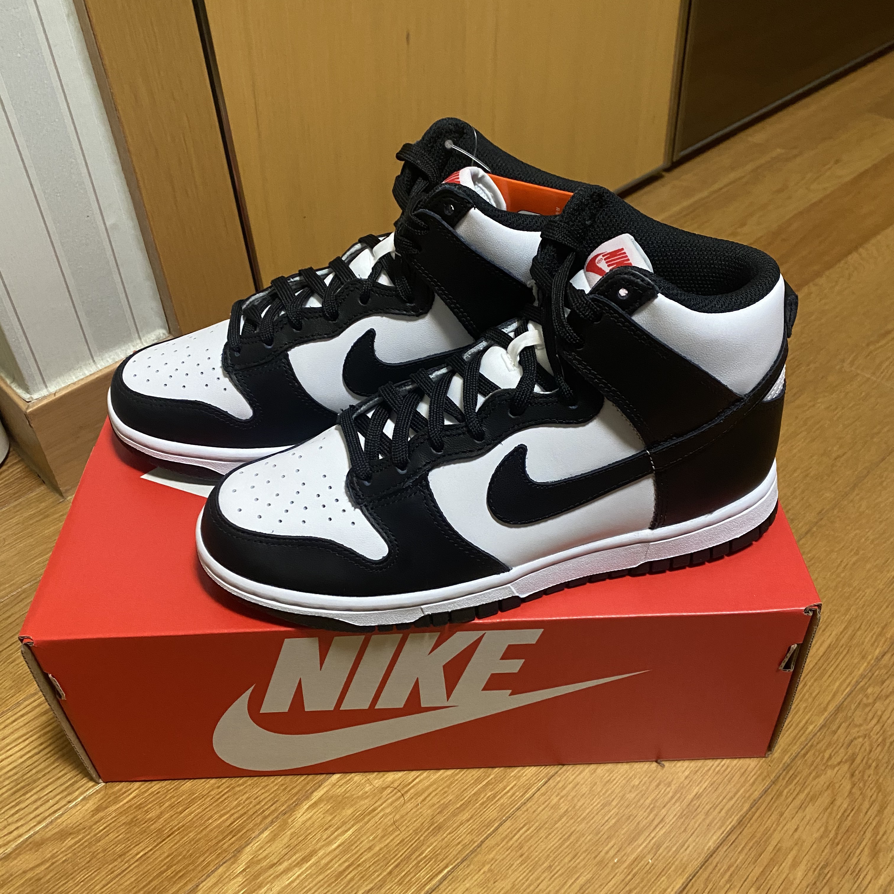 (W) Nike Dunk High Black and White 착용 스타일 - 3