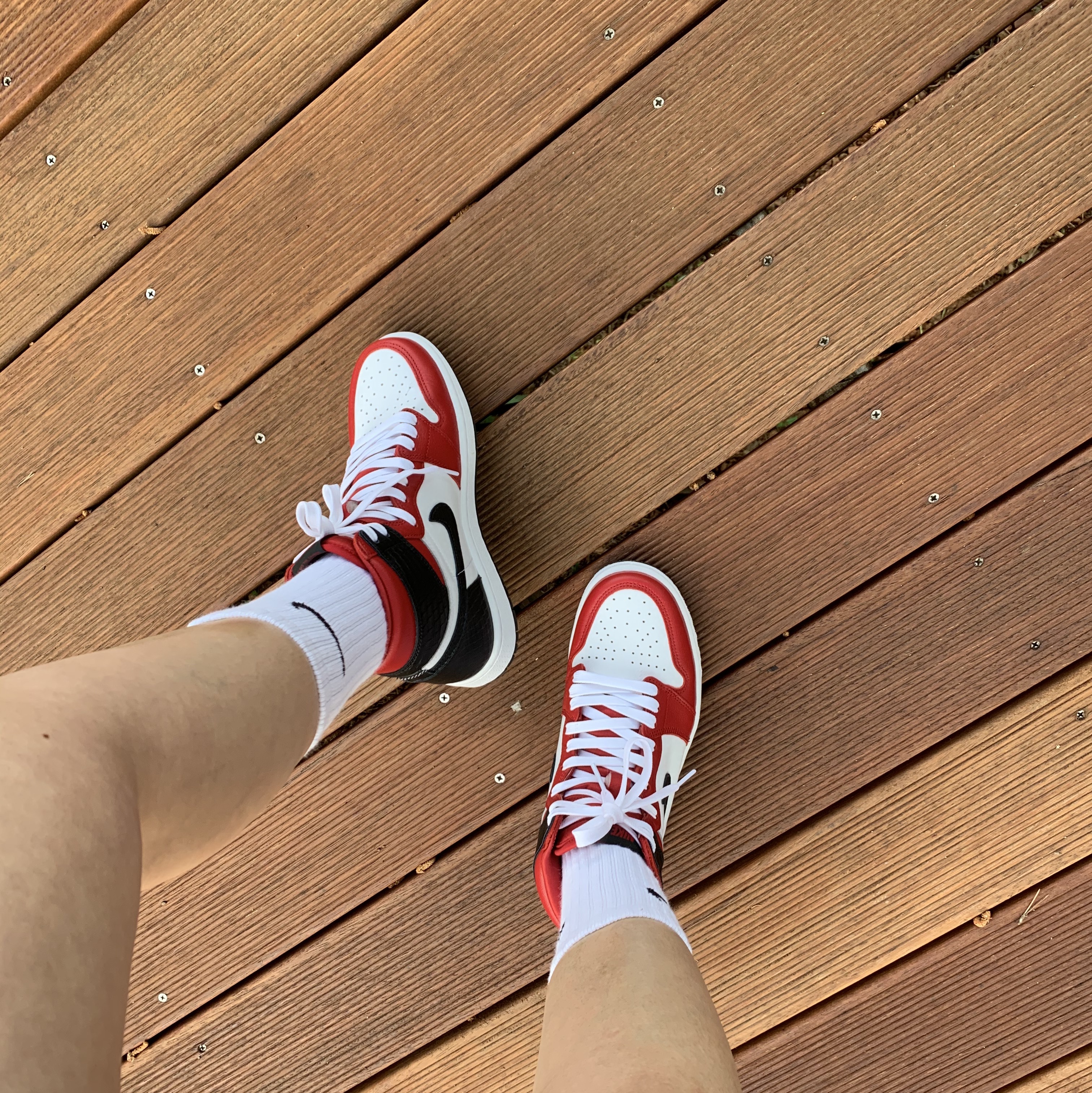 (W) Jordan 1 Retro High Satin Red 착용 스타일