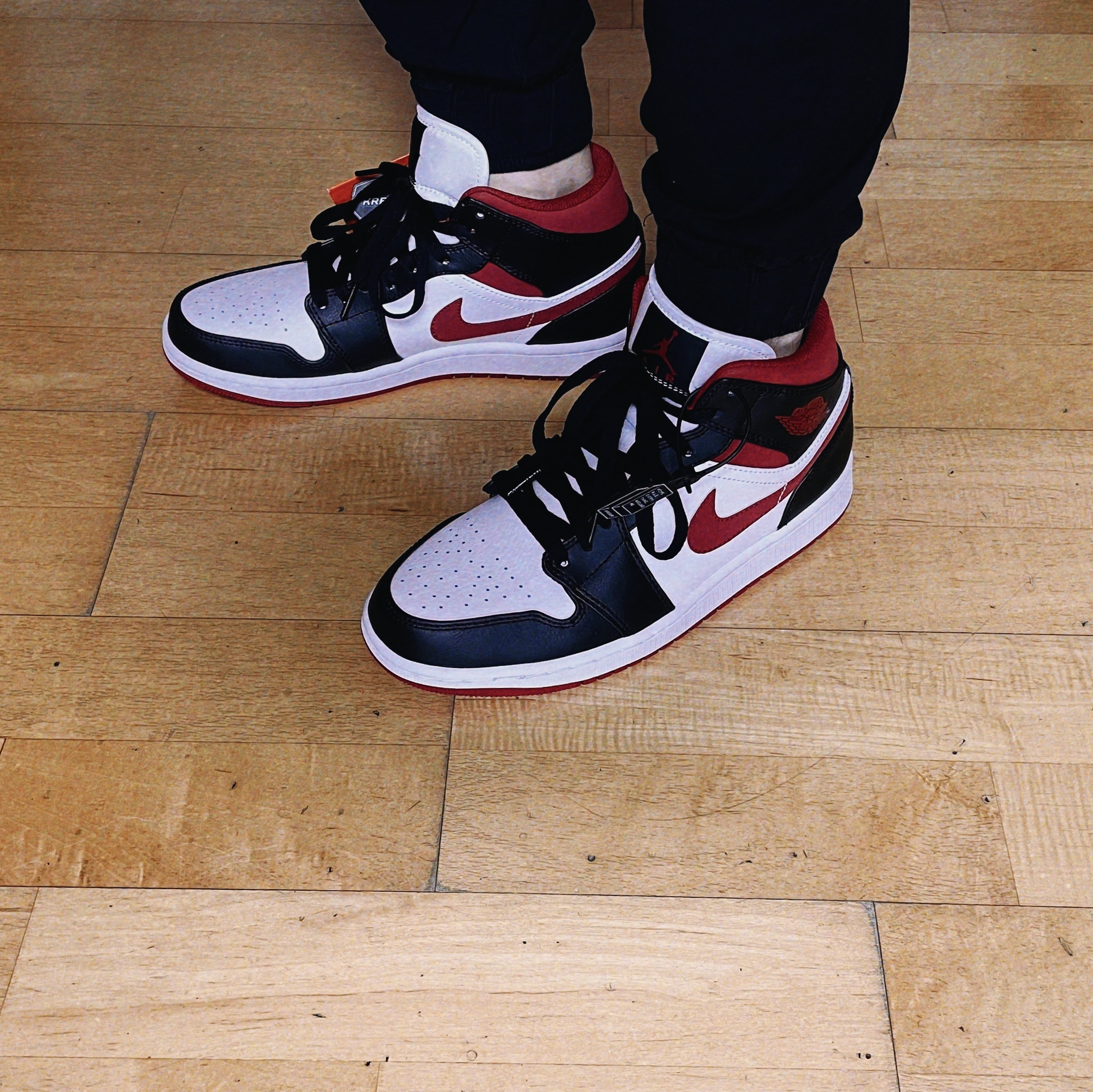 Jordan 1 Mid Gym Red Black White 착용 스타일 - 2