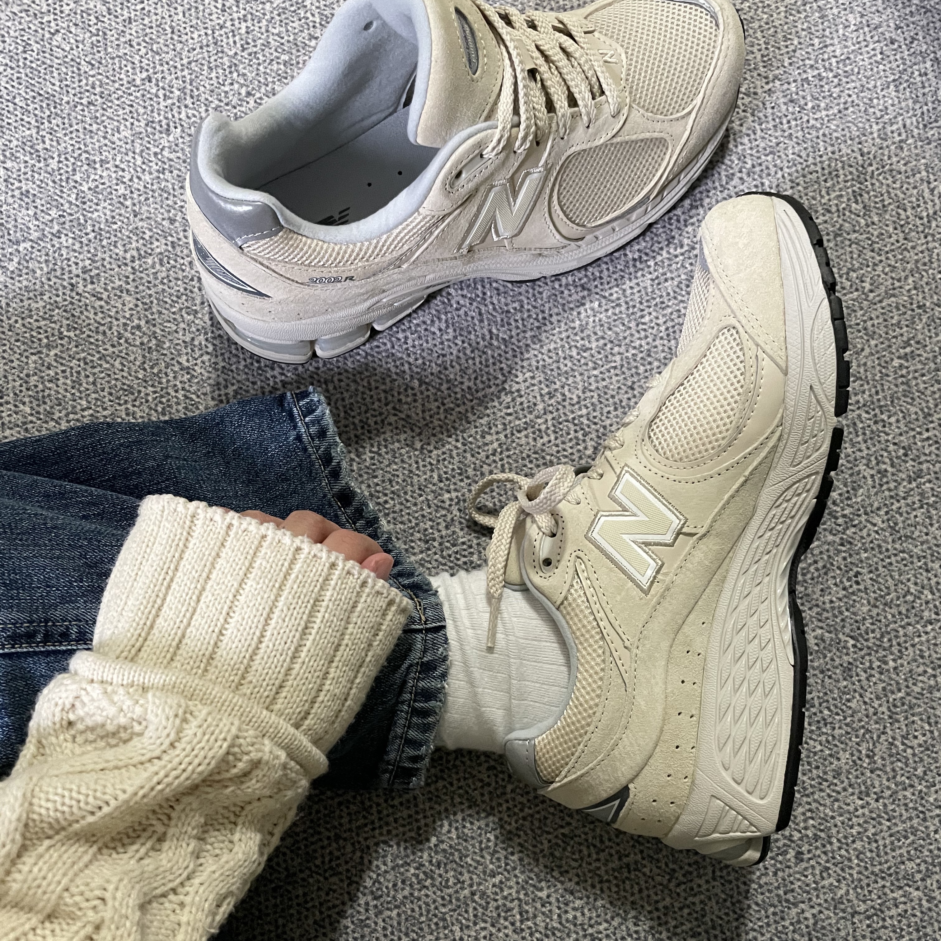 New Balance 2002R Beige Bone 착용 스타일