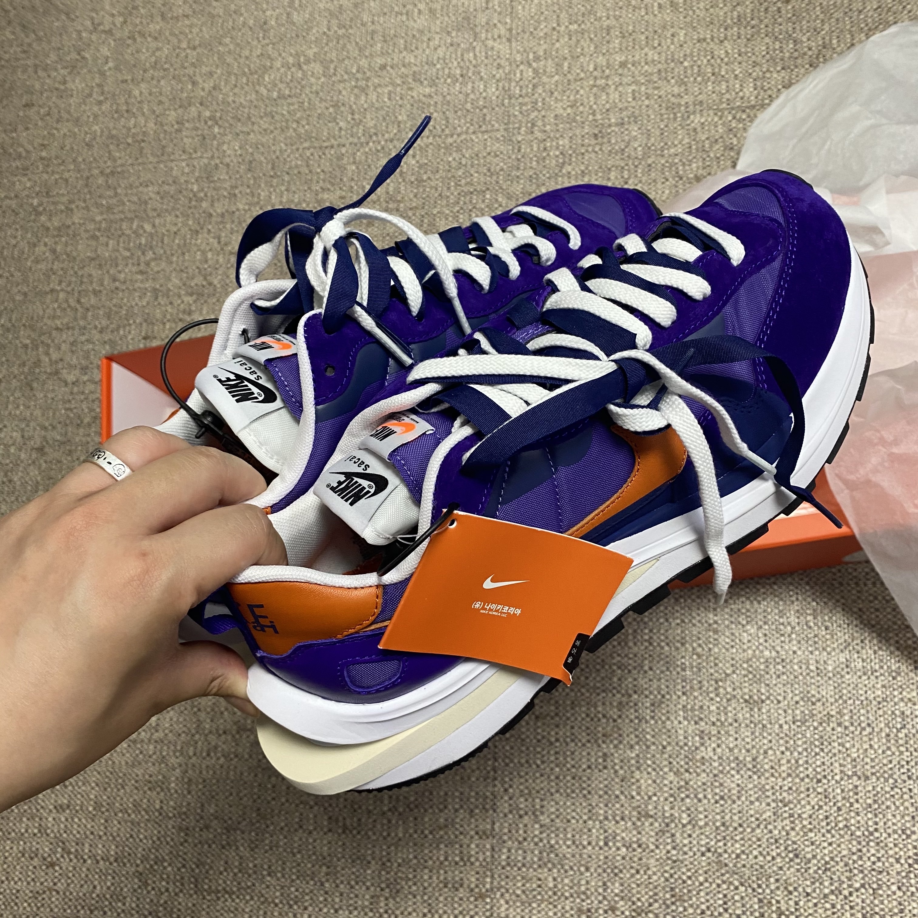 Nike x Sacai VaporWaffle Dark Iris 착용 스타일 - 2