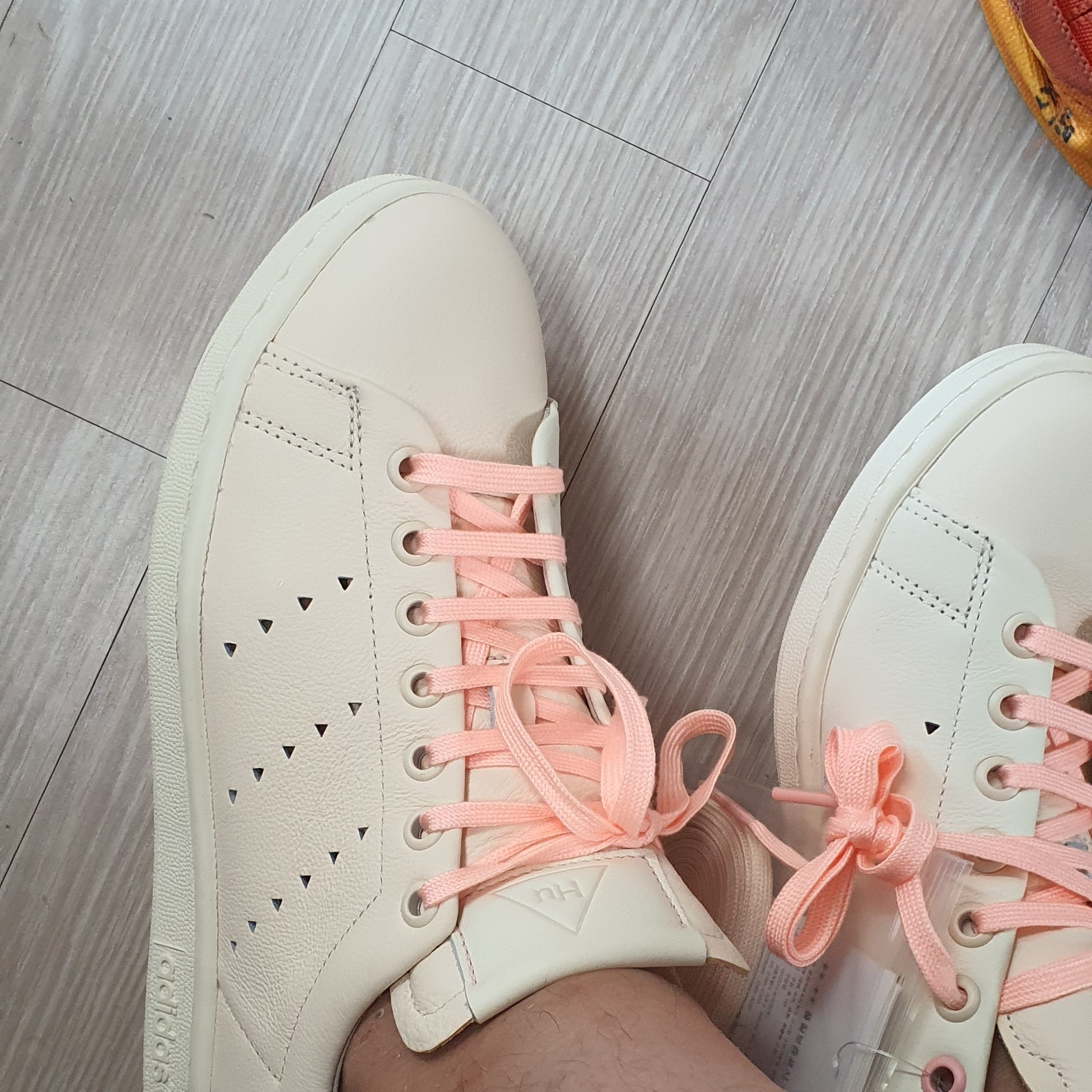 Adidas x Pharrell Williams Campus Ecru Tint, Adidas x Pharrell Williams Superstar Primeknit Cream 착용 스타일 - 2