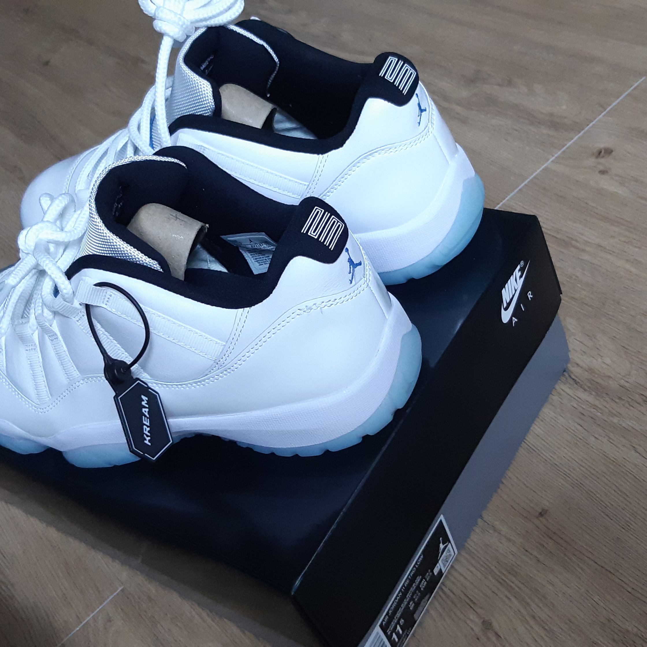 Jordan 11 Retro Low Legend Blue 착용 스타일 - 4