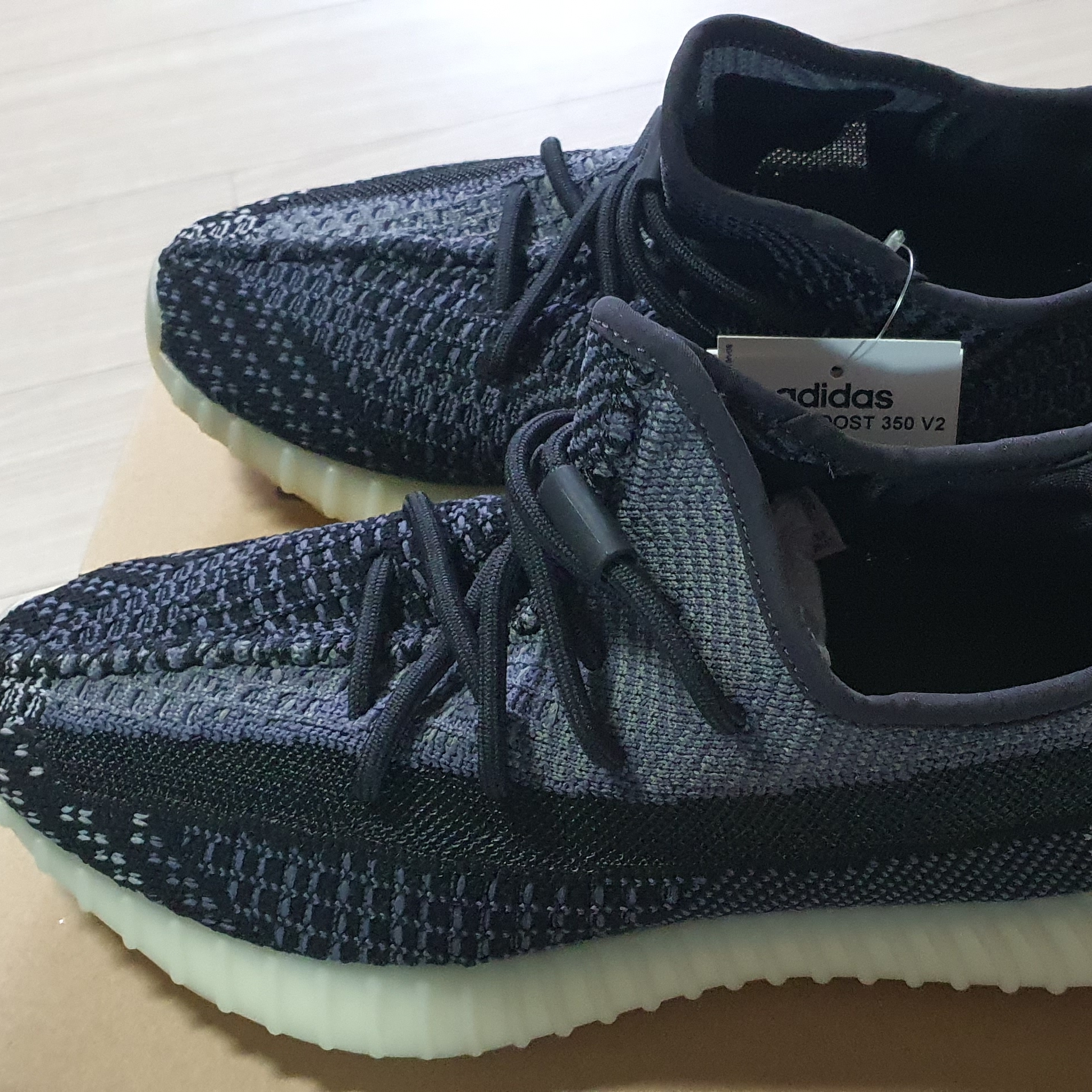 Adidas Yeezy Boost 350 V2 Carbon 착용 스타일 - 3