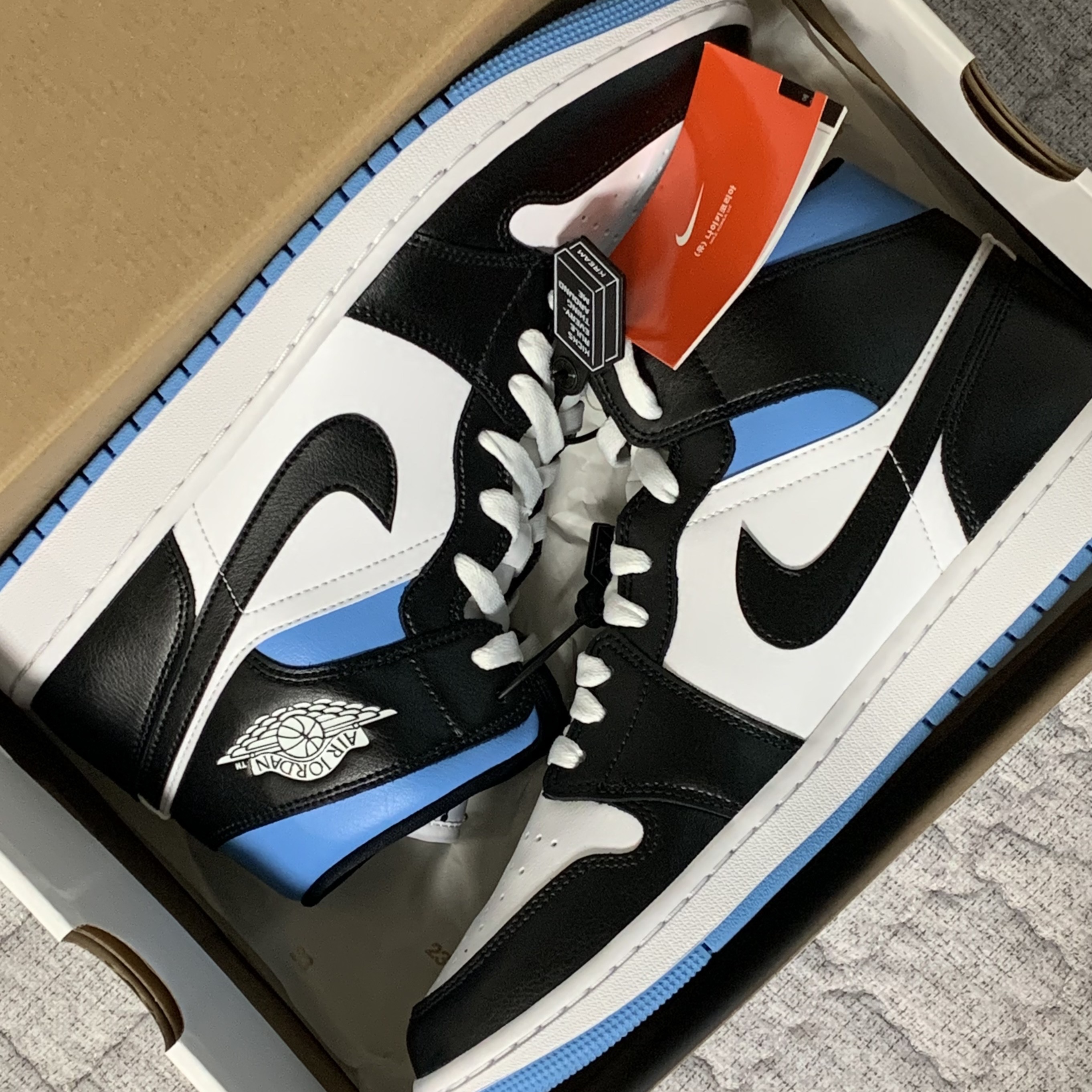 (W) Jordan 1 Mid White Black University Blue 착용 스타일 - 1