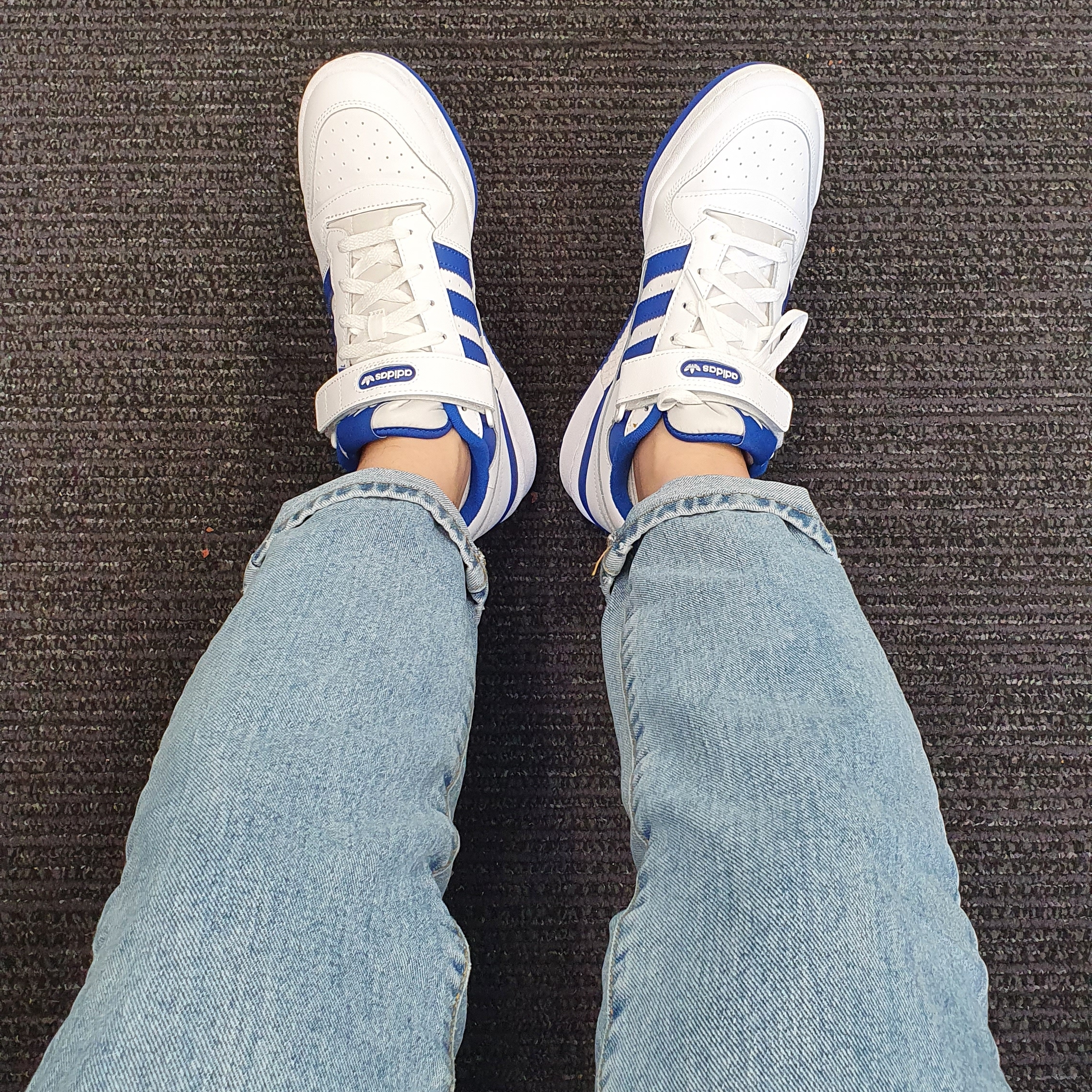 Adidas Forum Low White Royal Blue 착용 스타일 - 3