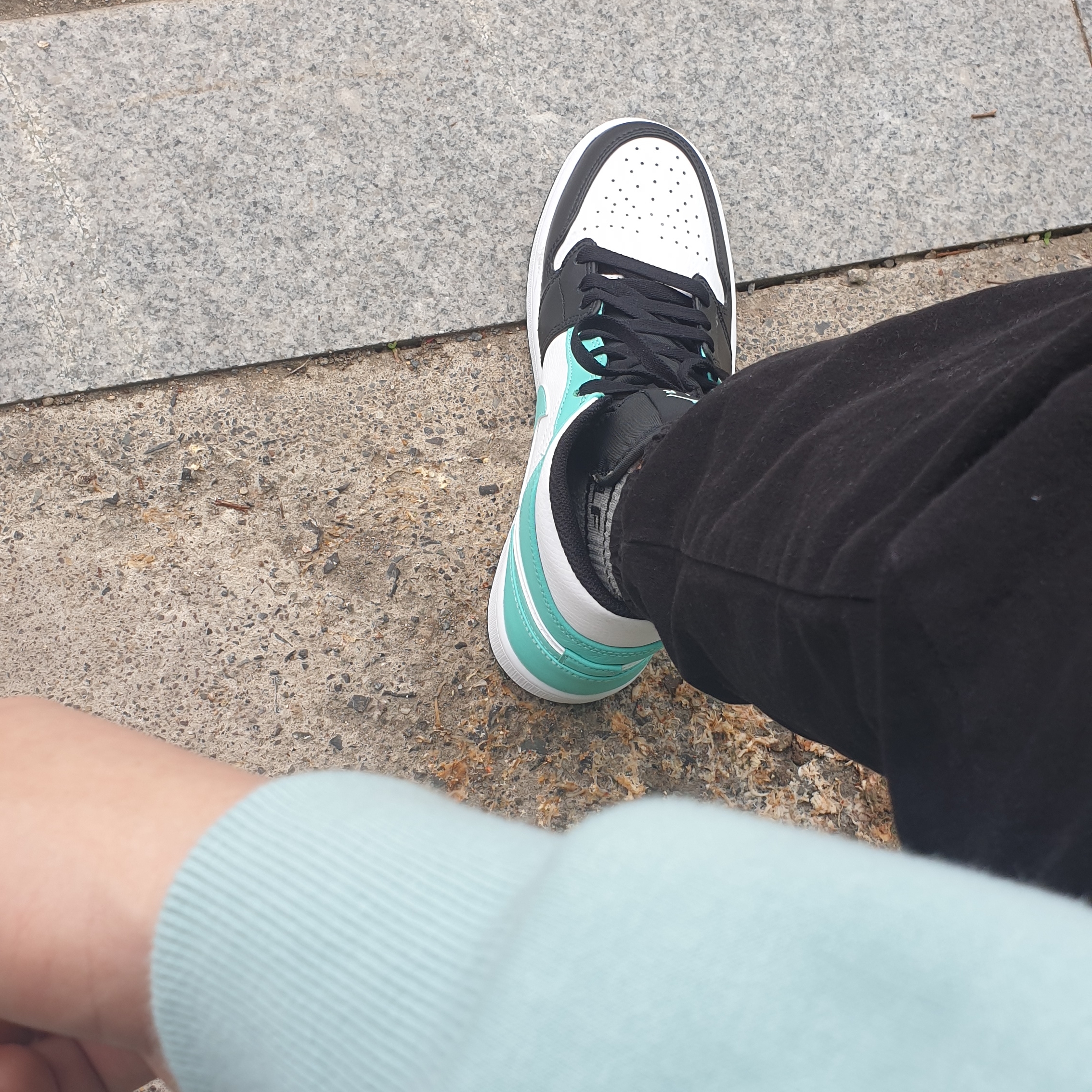 Jordan 1 Mid Tropical Twist 착용 스타일 - 2