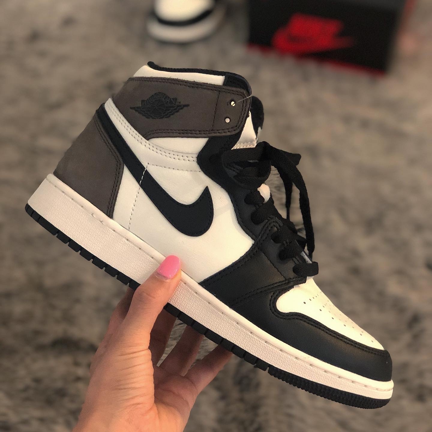 (GS) Jordan 1 Retro High OG Black Mocha 착용 스타일 - 1
