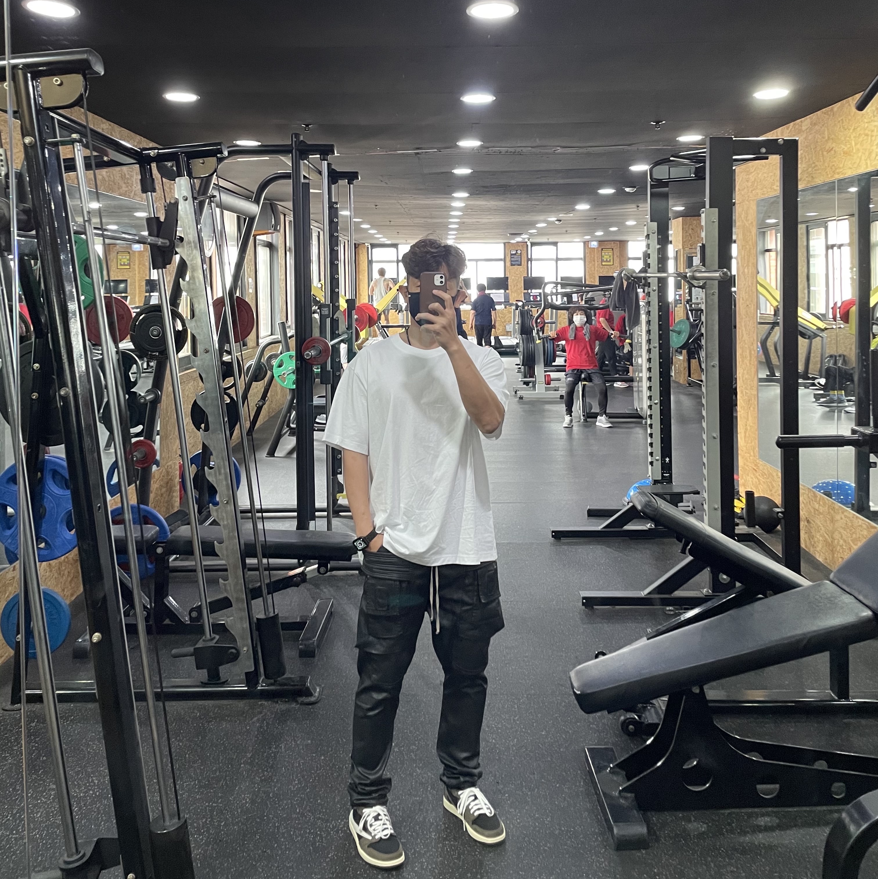 Jordan 1 x Travis Scott Retro Low OG SP Mocha 착용 스타일 - 2