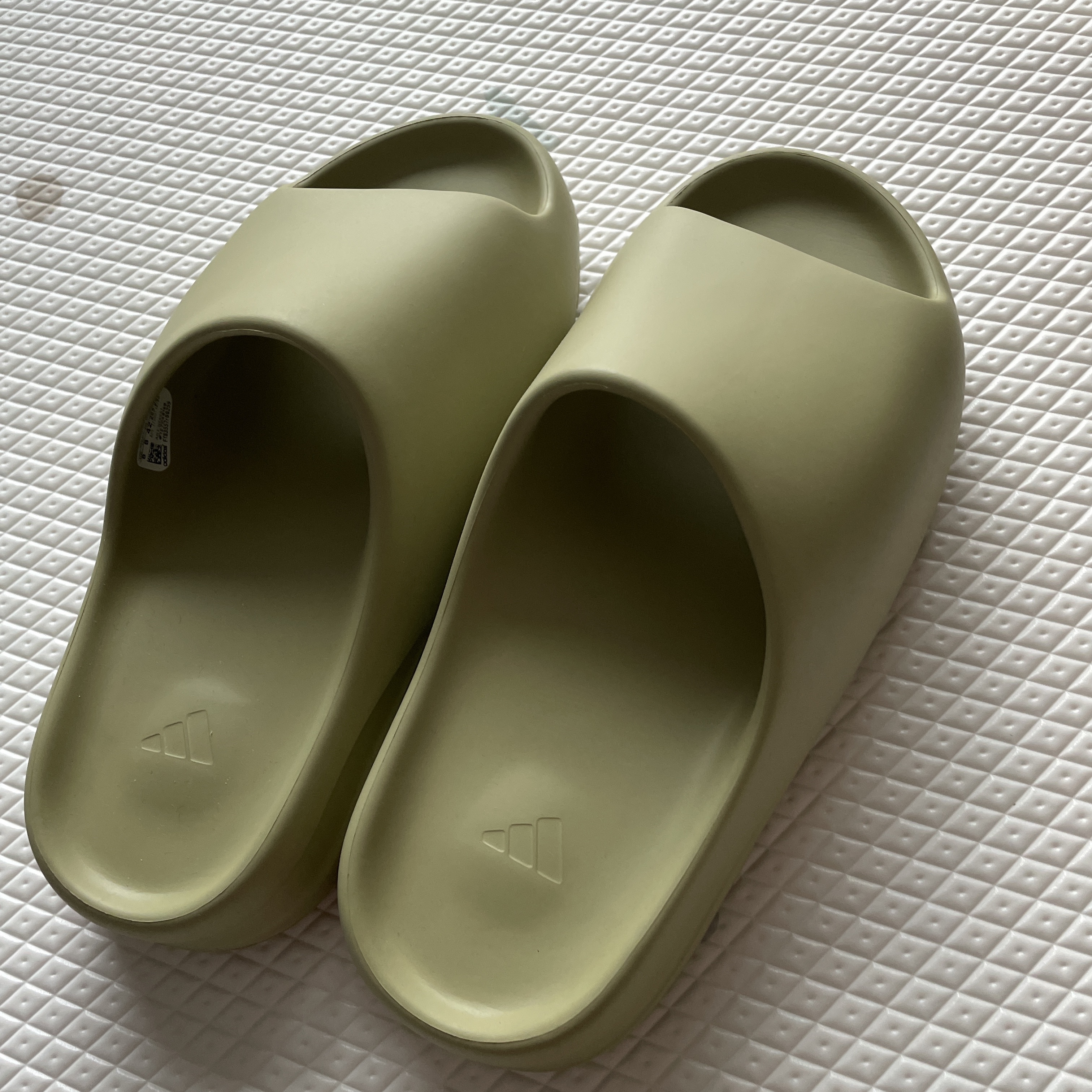 Adidas Yeezy Slide Resin 2021 착용 스타일