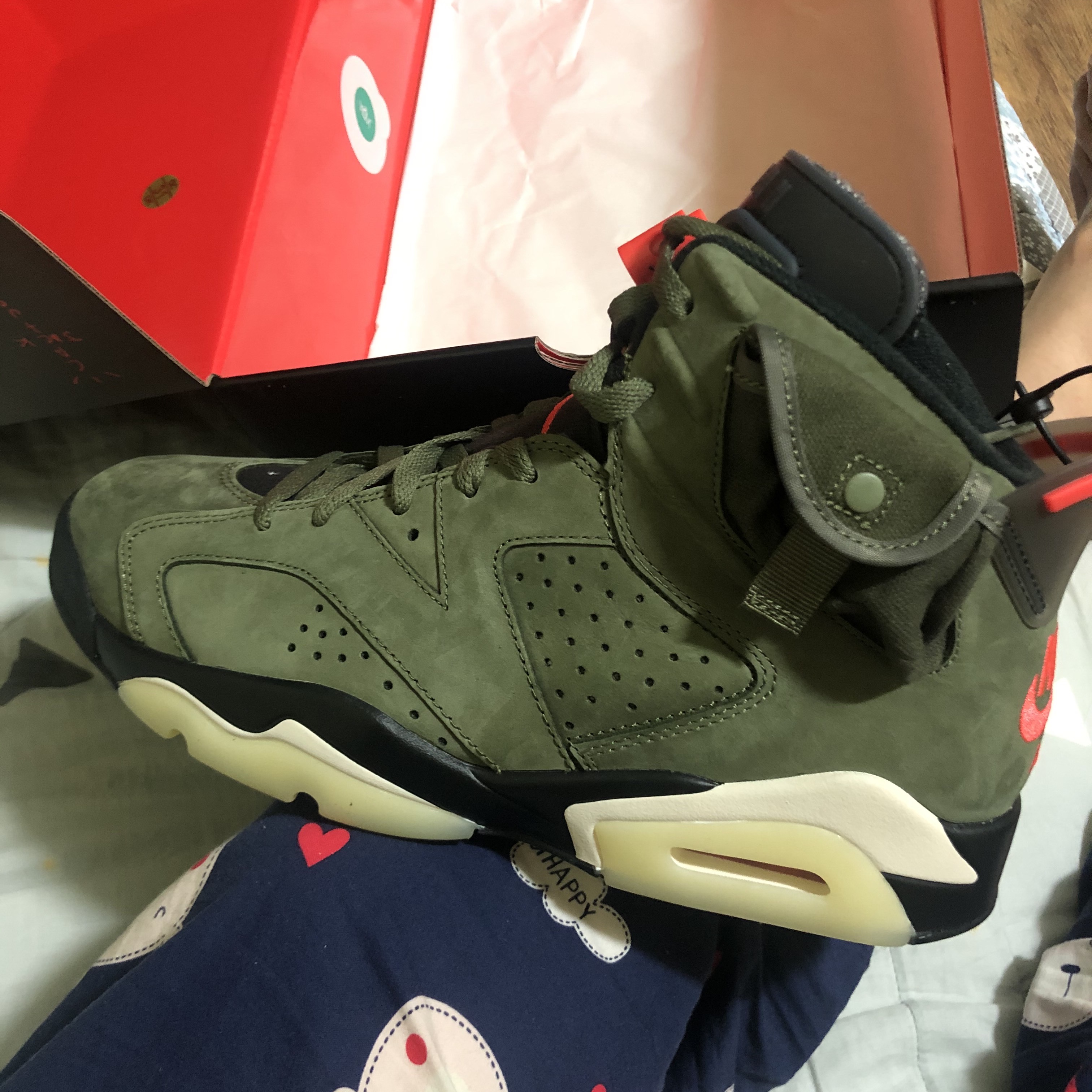 Jordan 6 x Travis Scott Retro Olive 착용 스타일