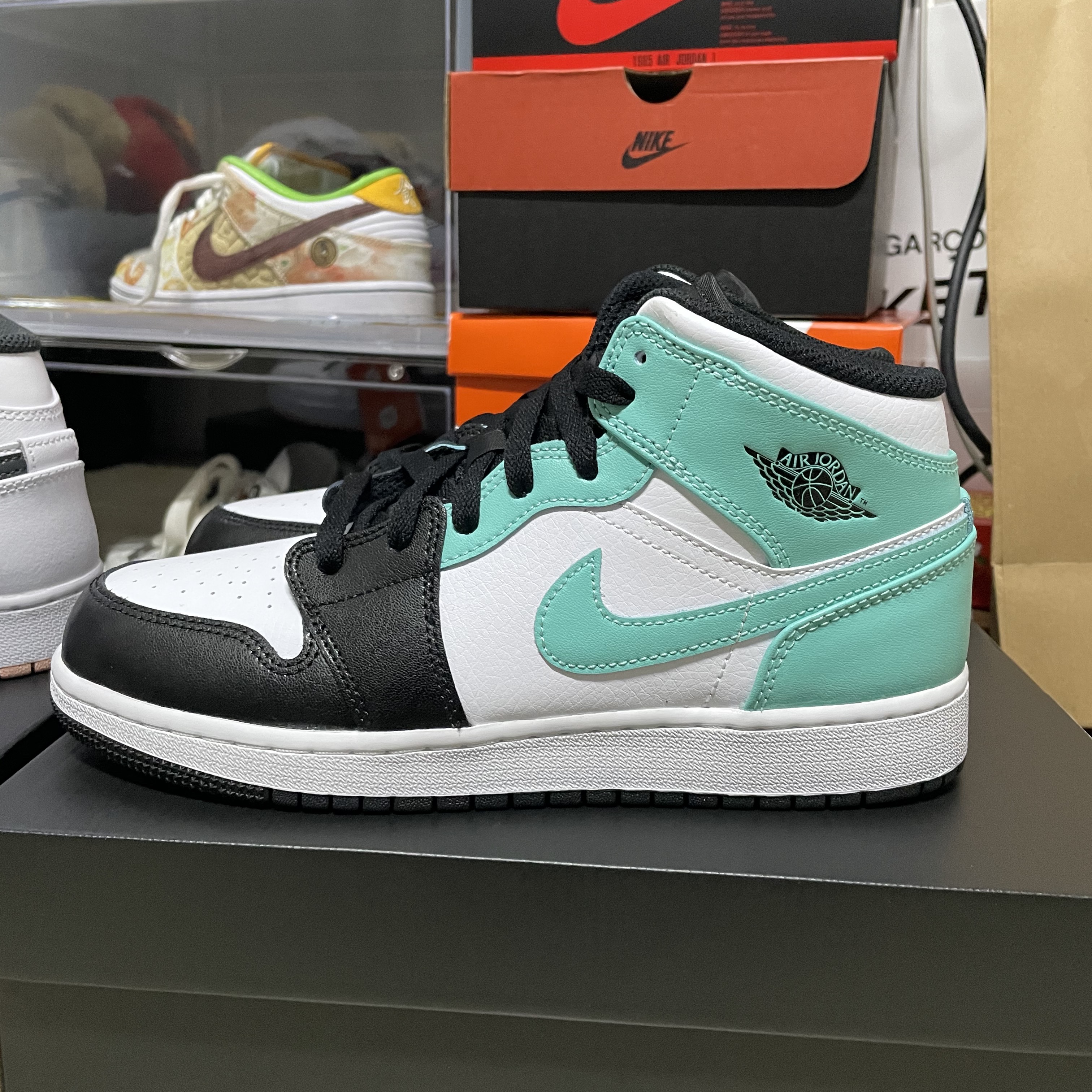 (GS) Jordan 1 Mid Tropical Twist, (GS) Jordan 1 Mid White Arctic Orange 착용 스타일 - 3