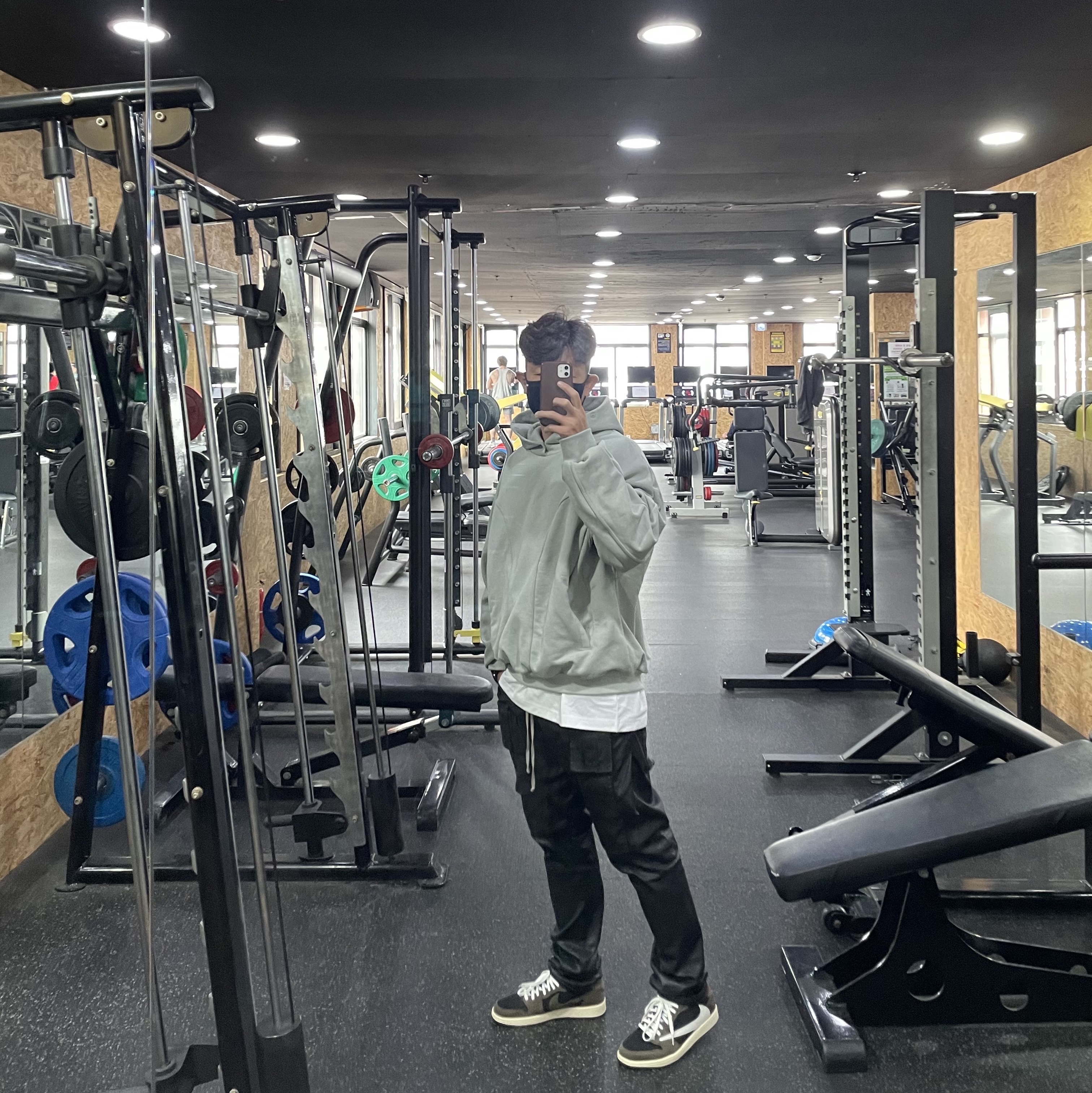 Jordan 1 x Travis Scott Retro Low OG SP Mocha 착용 스타일 - 3