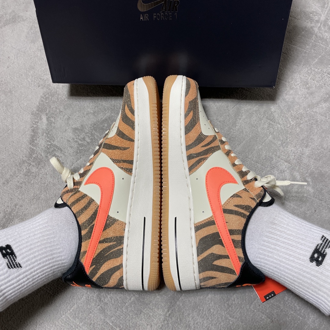 Nike Air Force 1 '07 PRM Orange Zebra 착용 스타일 - 1