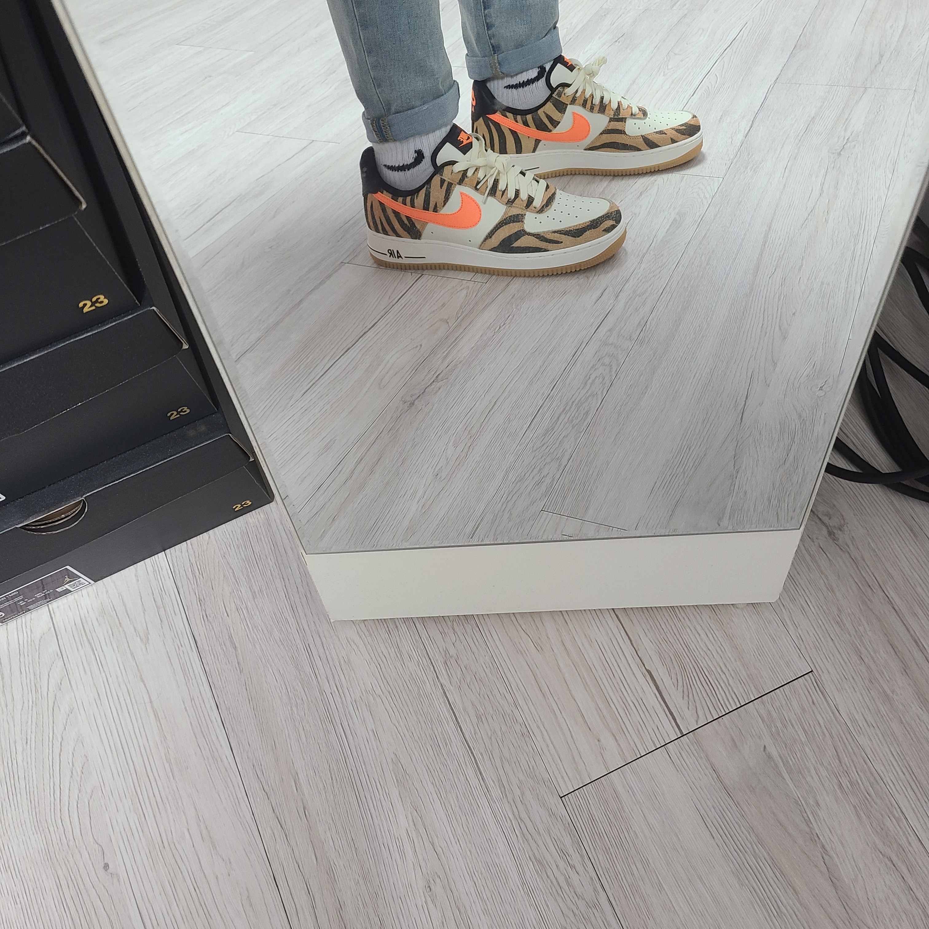 Nike Air Force 1 '07 PRM Orange Zebra 착용 스타일 - 1