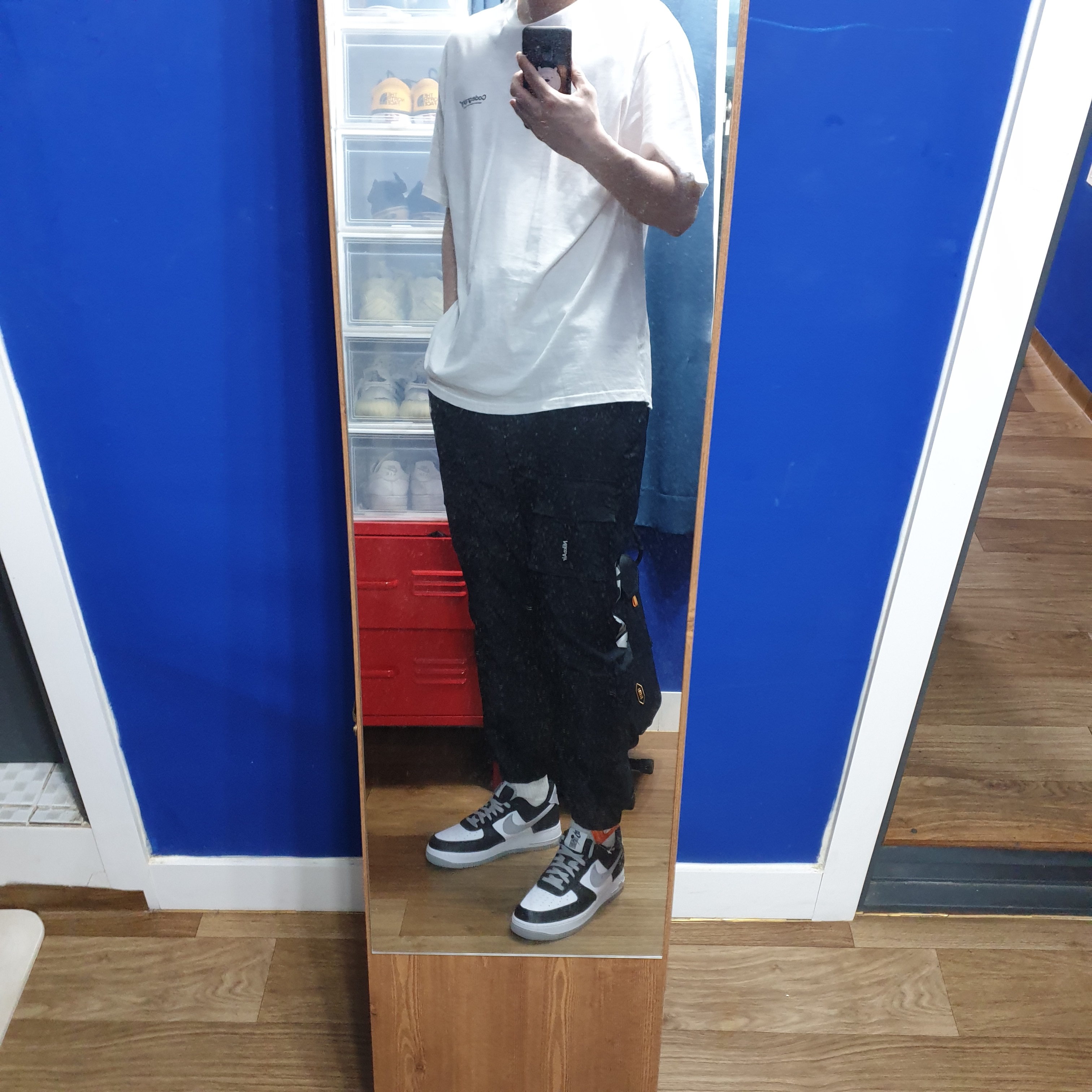 Nike Air Force 1 '07 LV8 EMB Black Silver 착용 스타일