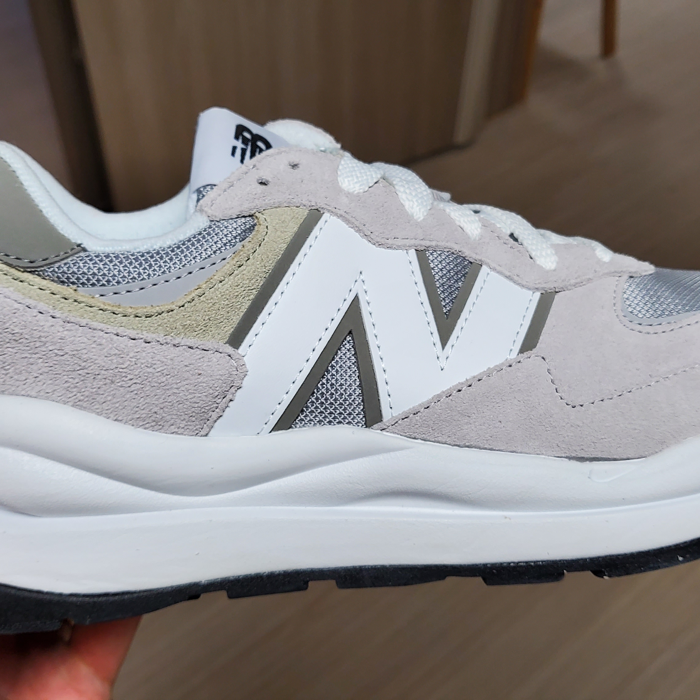 New Balance 5740 Dove Grey White 착용 스타일