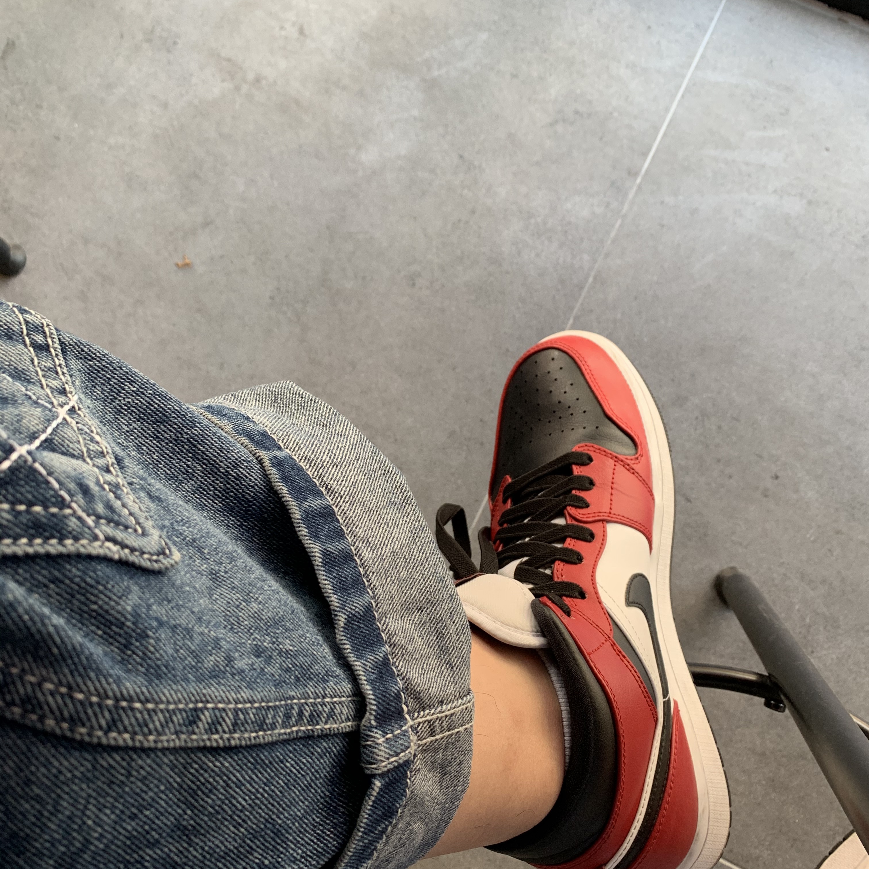 Jordan 1 Mid Chicago Black Toe 착용 스타일 - 2