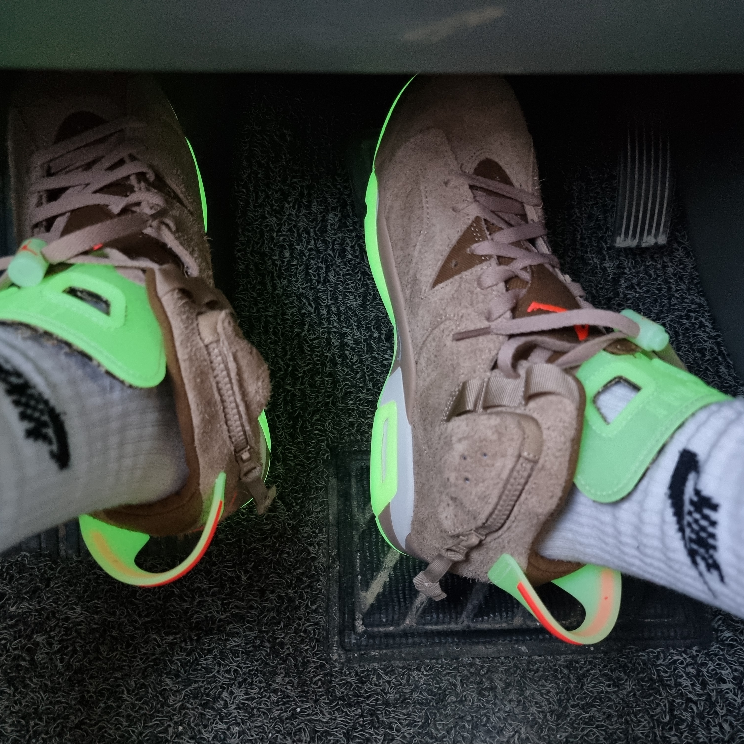 Jordan 6 x Travis Scott Retro SP British Khaki 착용 스타일 - 2