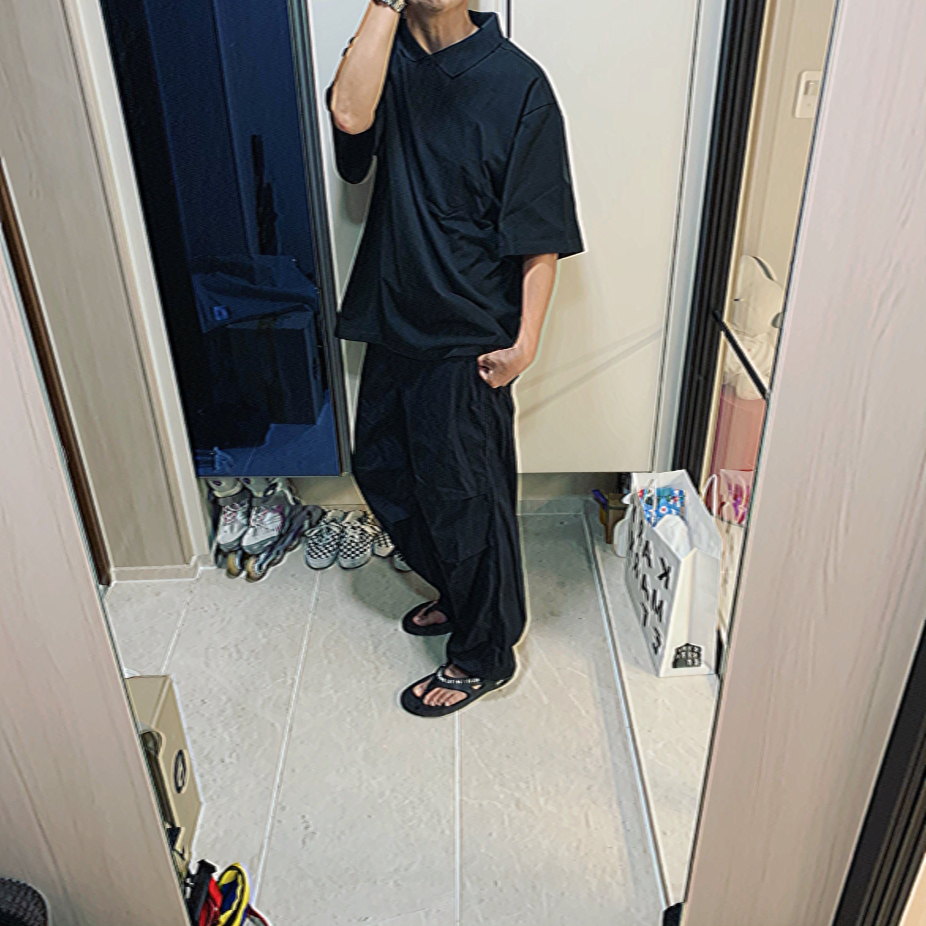 Essentials Short Sleeve Polo Black - 21SS, Oofos x Takahiromiyashita The Soloist Signature Flip-Flop Black White 착용 스타일 - 1