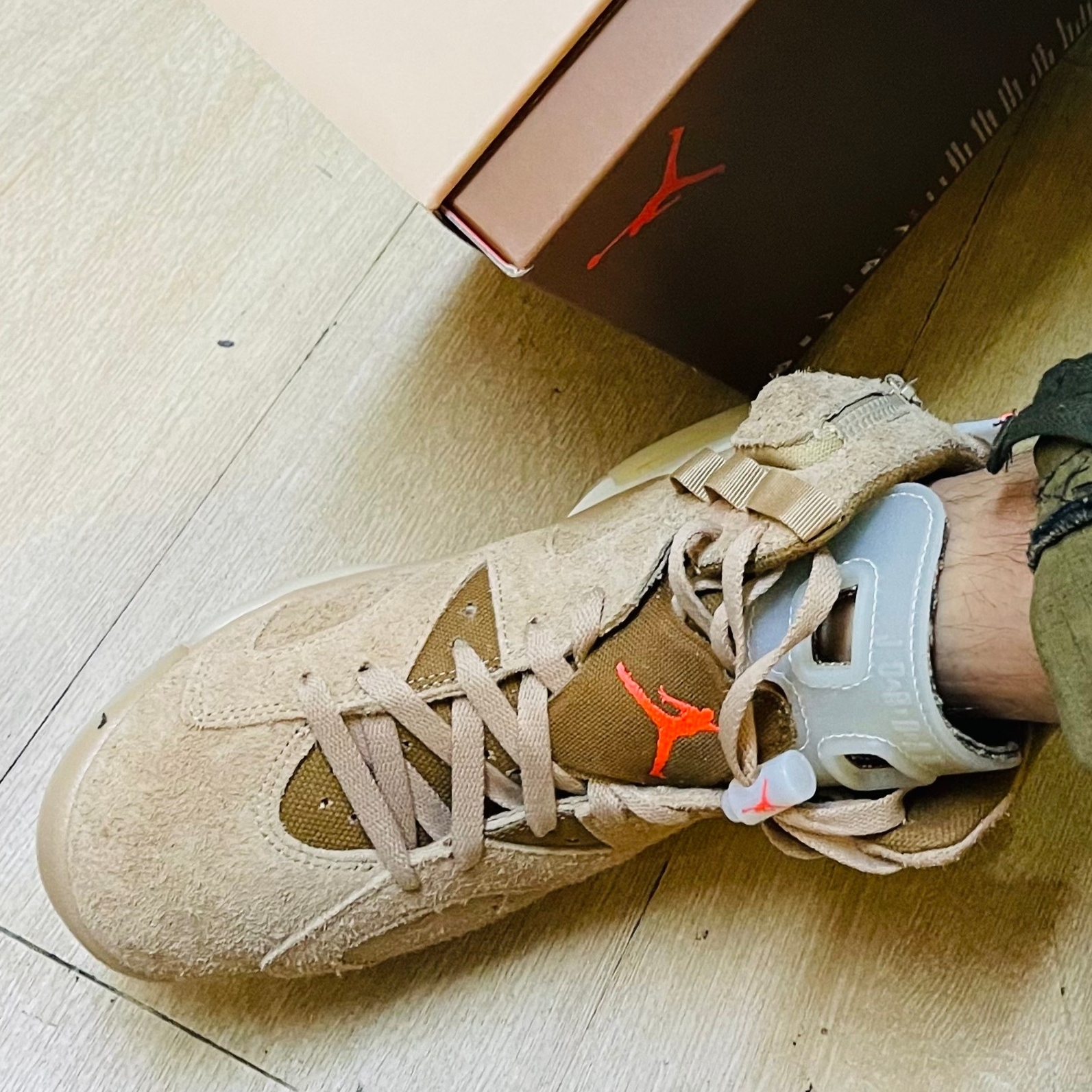 Jordan 6 x Travis Scott Retro SP British Khaki 착용 스타일