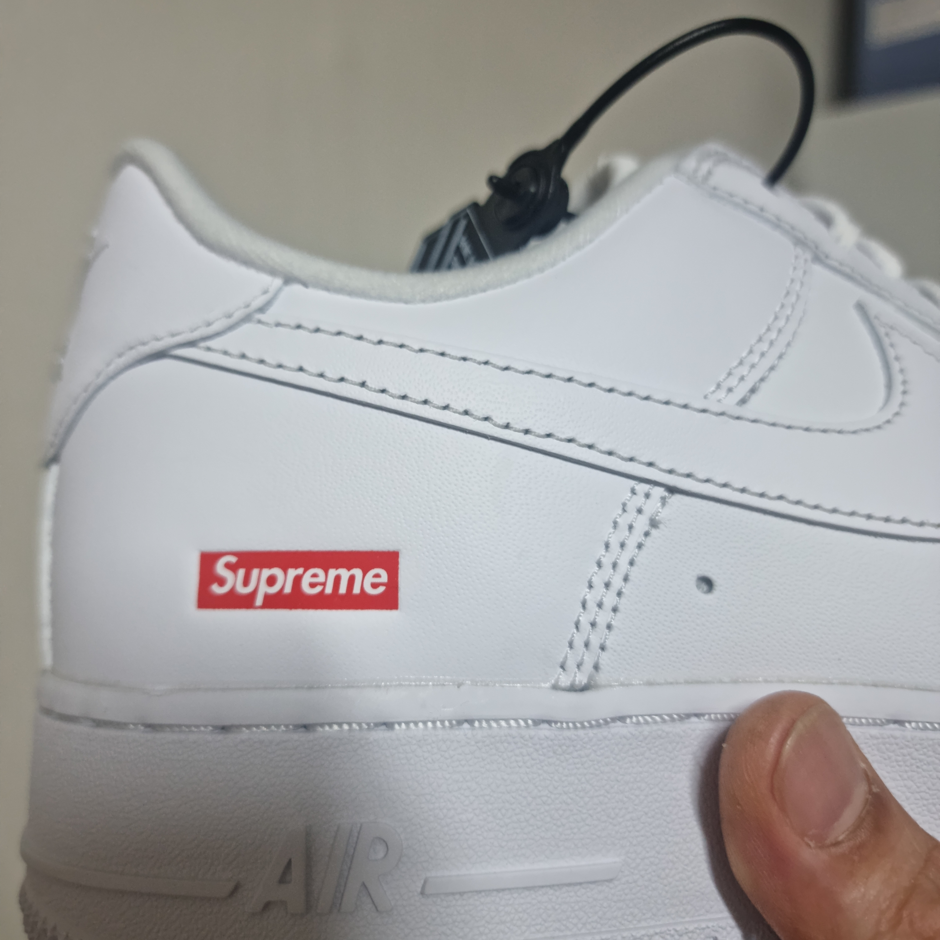 Nike x Supreme Air Force 1 Low White, Nike x Stussy Air Force 1 Low Triple Black 착용 스타일 - 2